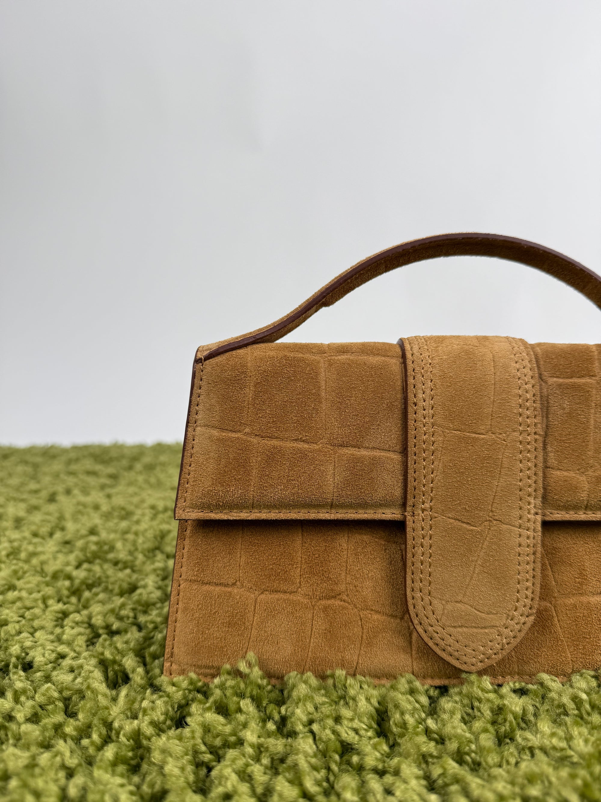Jacquemus La Grande Bambino camoscio marrone con effetto Coccodrillo