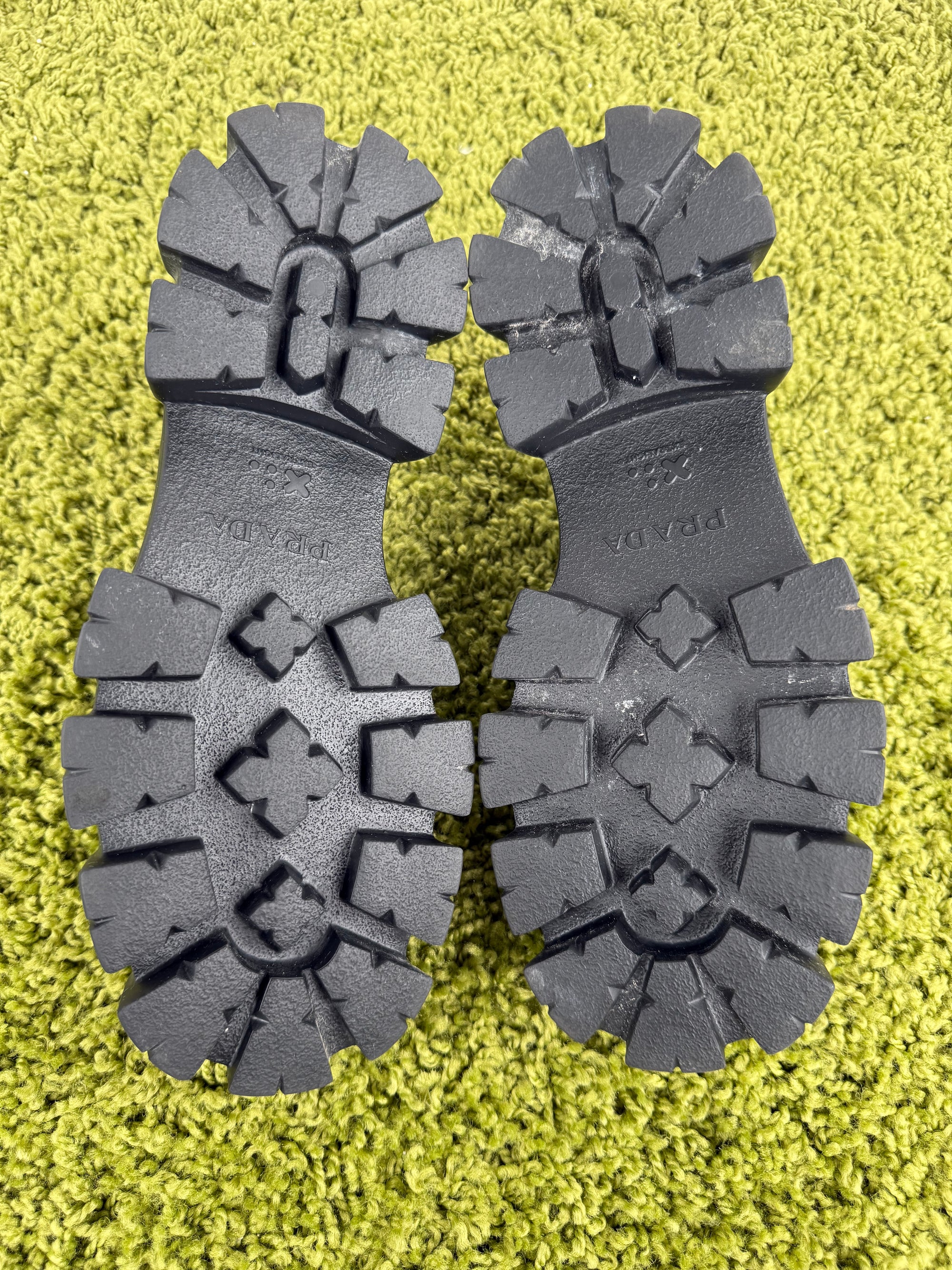 Mocassino Prada in pelle nera 9=43