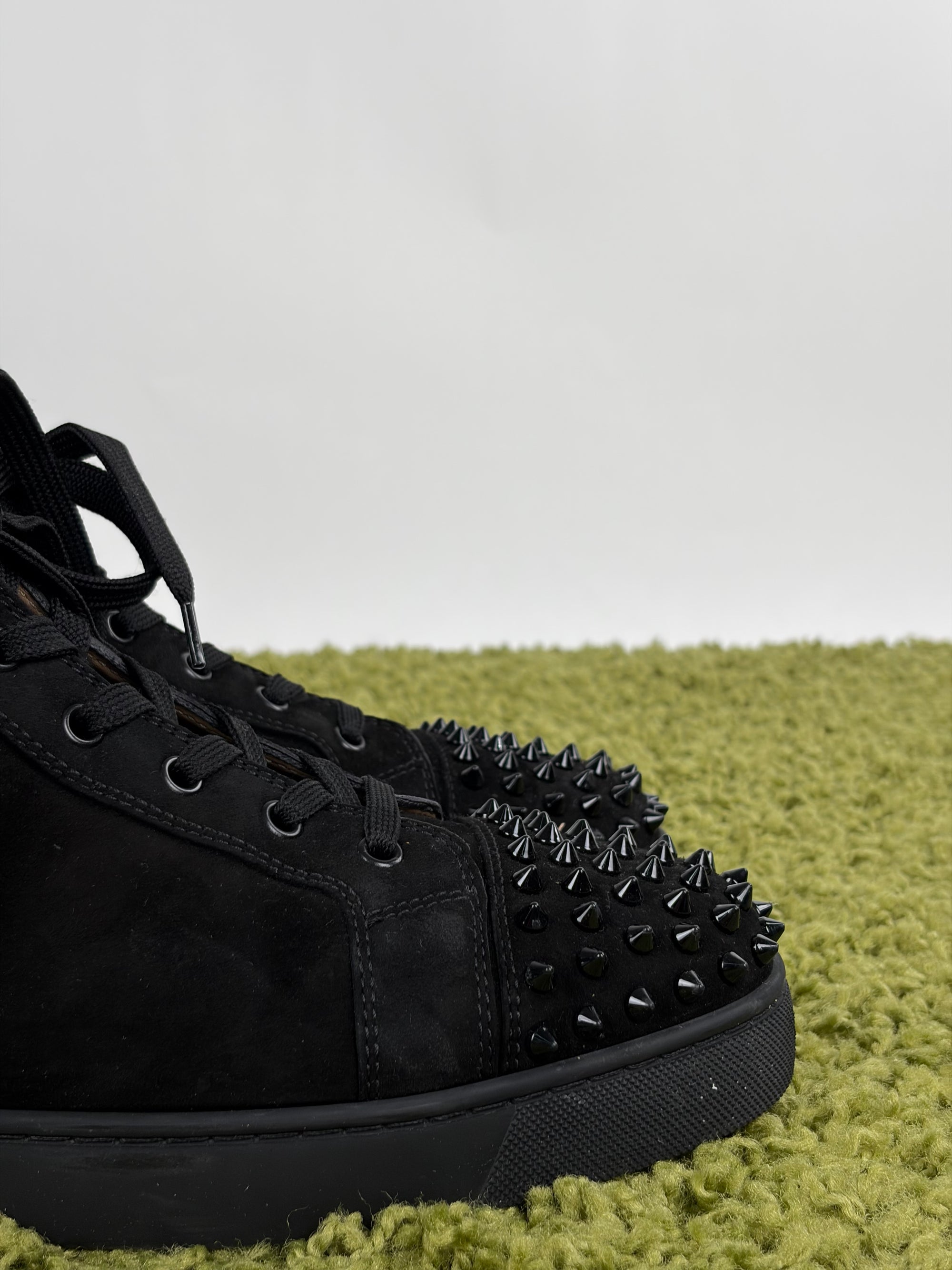 Louboutin Size 44 nere in camoscio