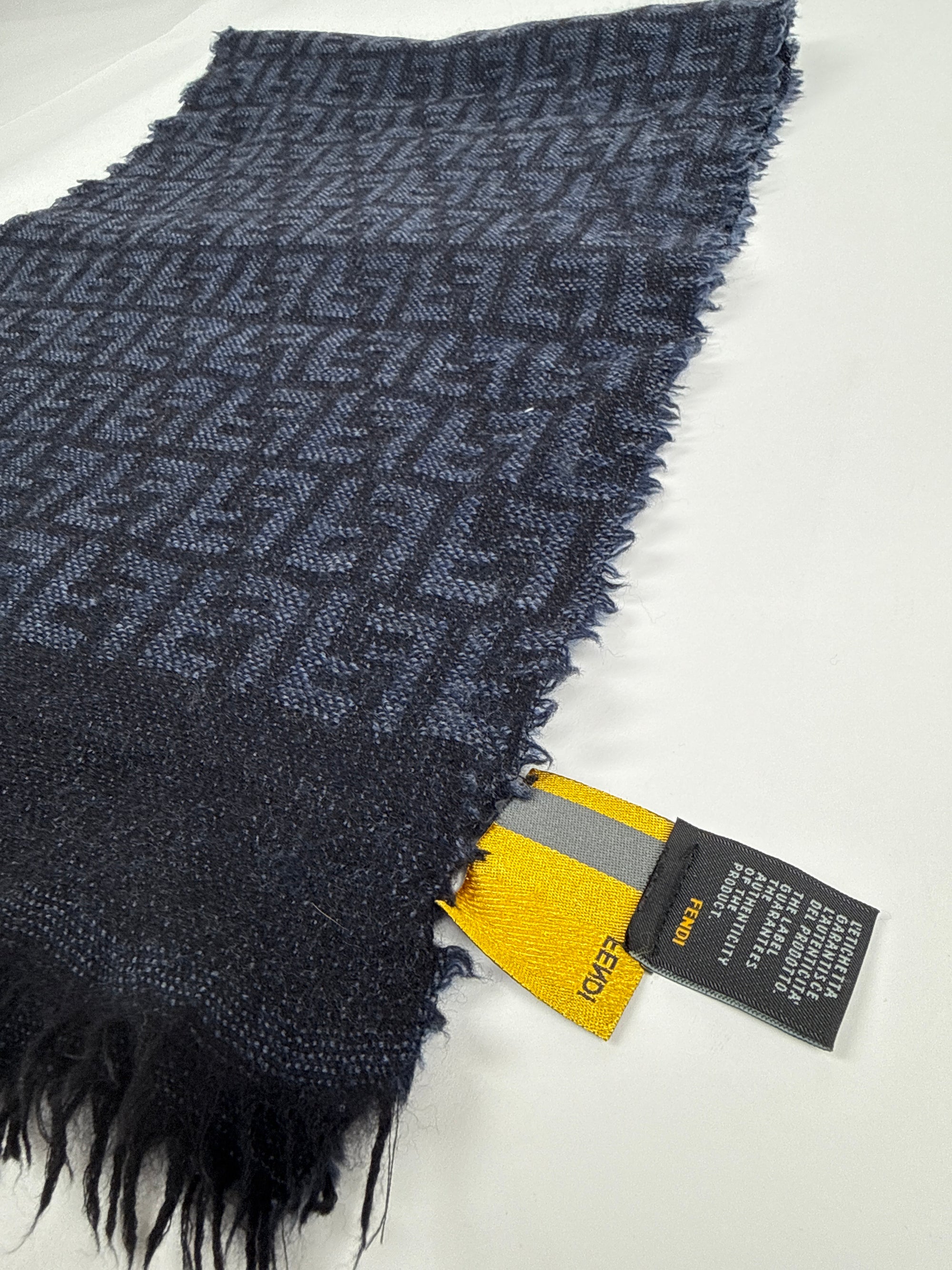 Sciarpa di Fendi in lana di tosa jacquard