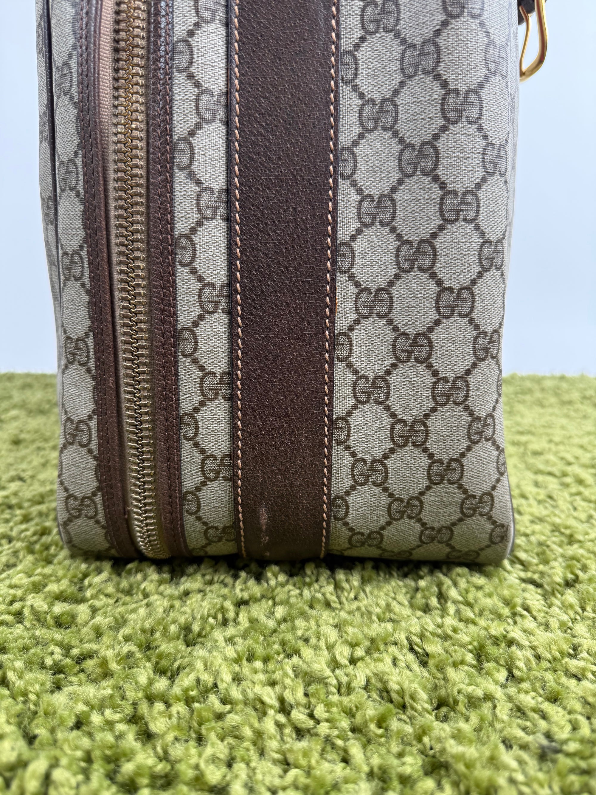 Valigia vintage Gucci realizzata in tela GG monogramma con dettagli in pelle marrone e strisce Web