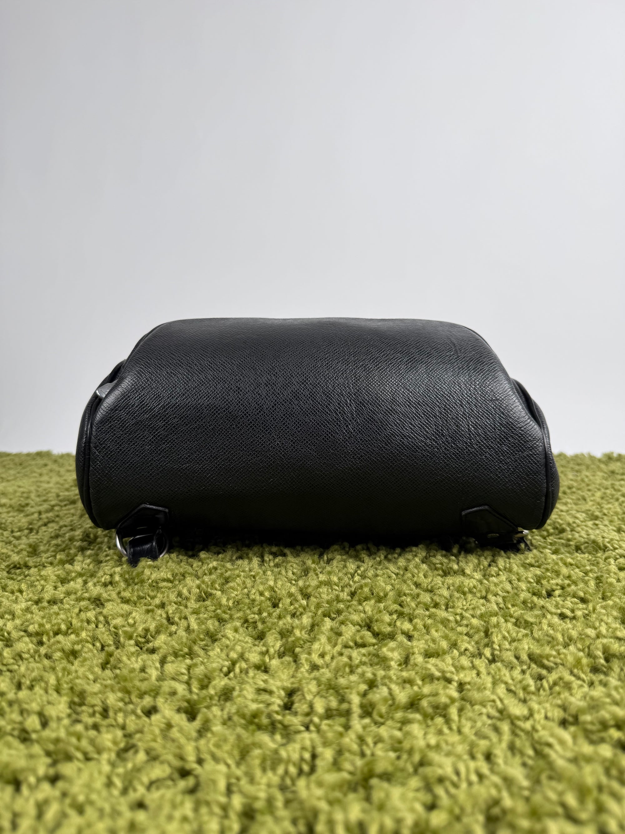 Zaino Cassiar Louis Vuitton in pelle Taiga Nero
