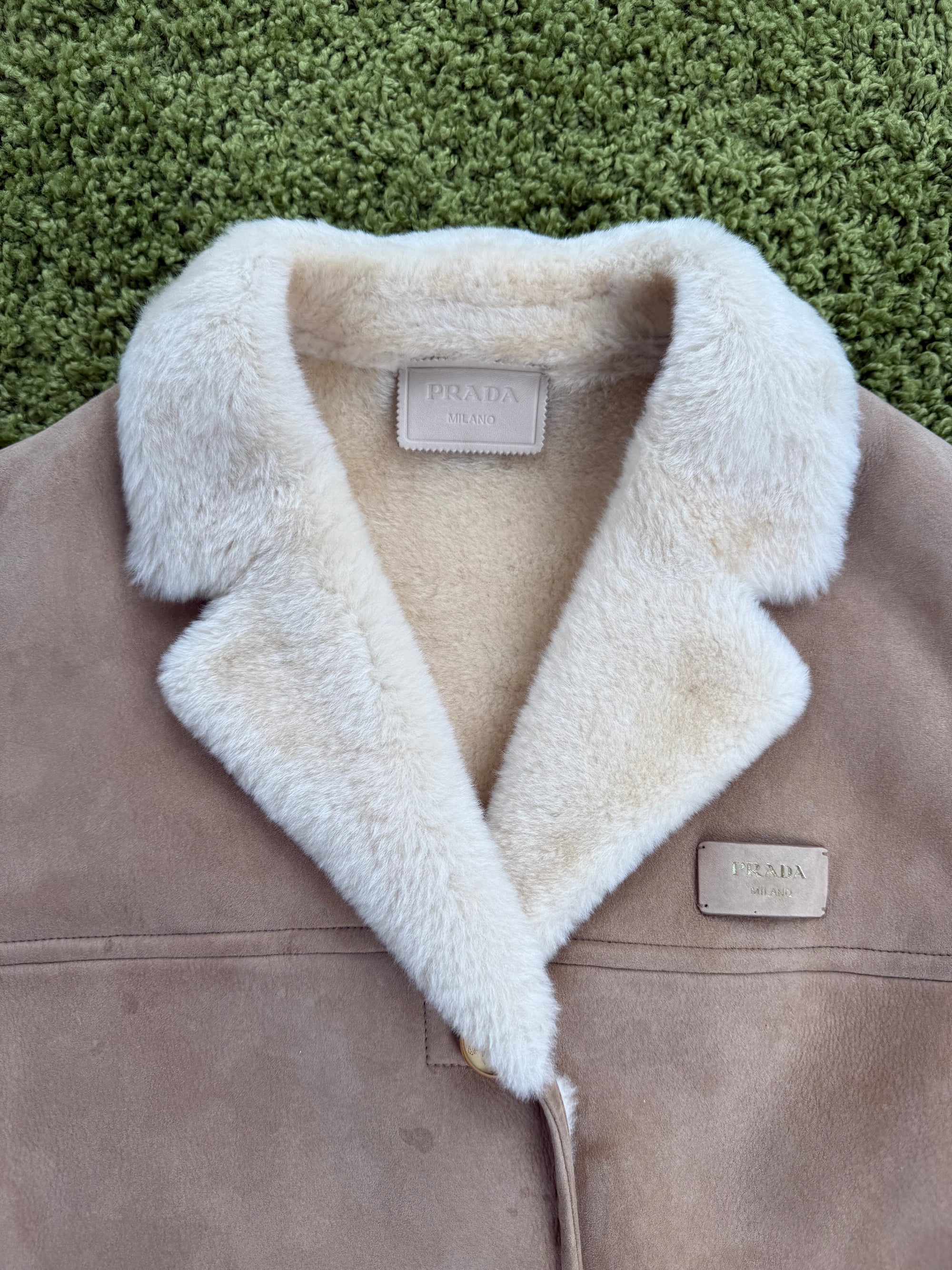 Montone con collo in shearling e bottoni incisi Prada Beige 40