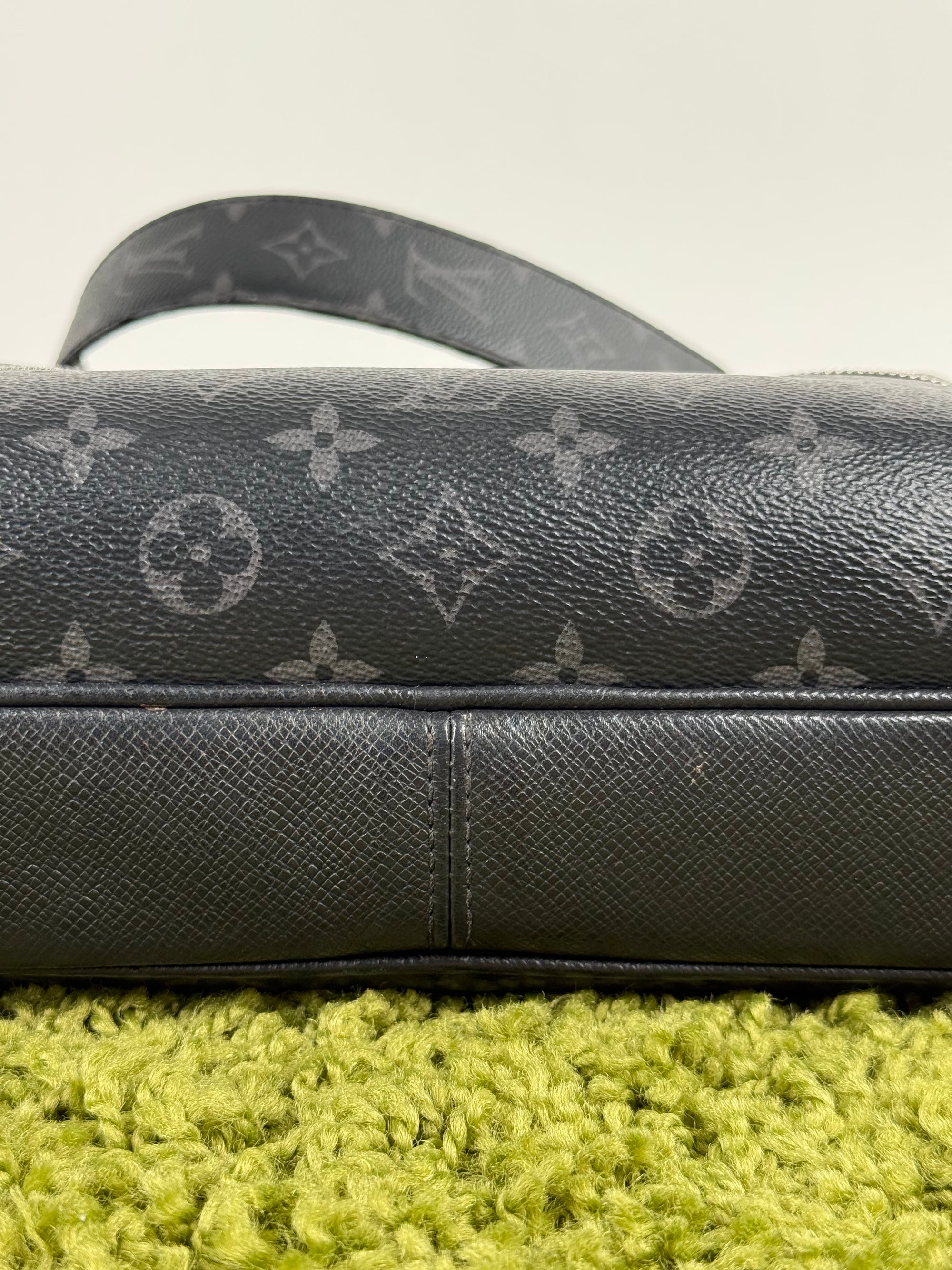 Borsa Outdoor Messenger Monogram Eclipse Taiga Louis Vuitton Nera