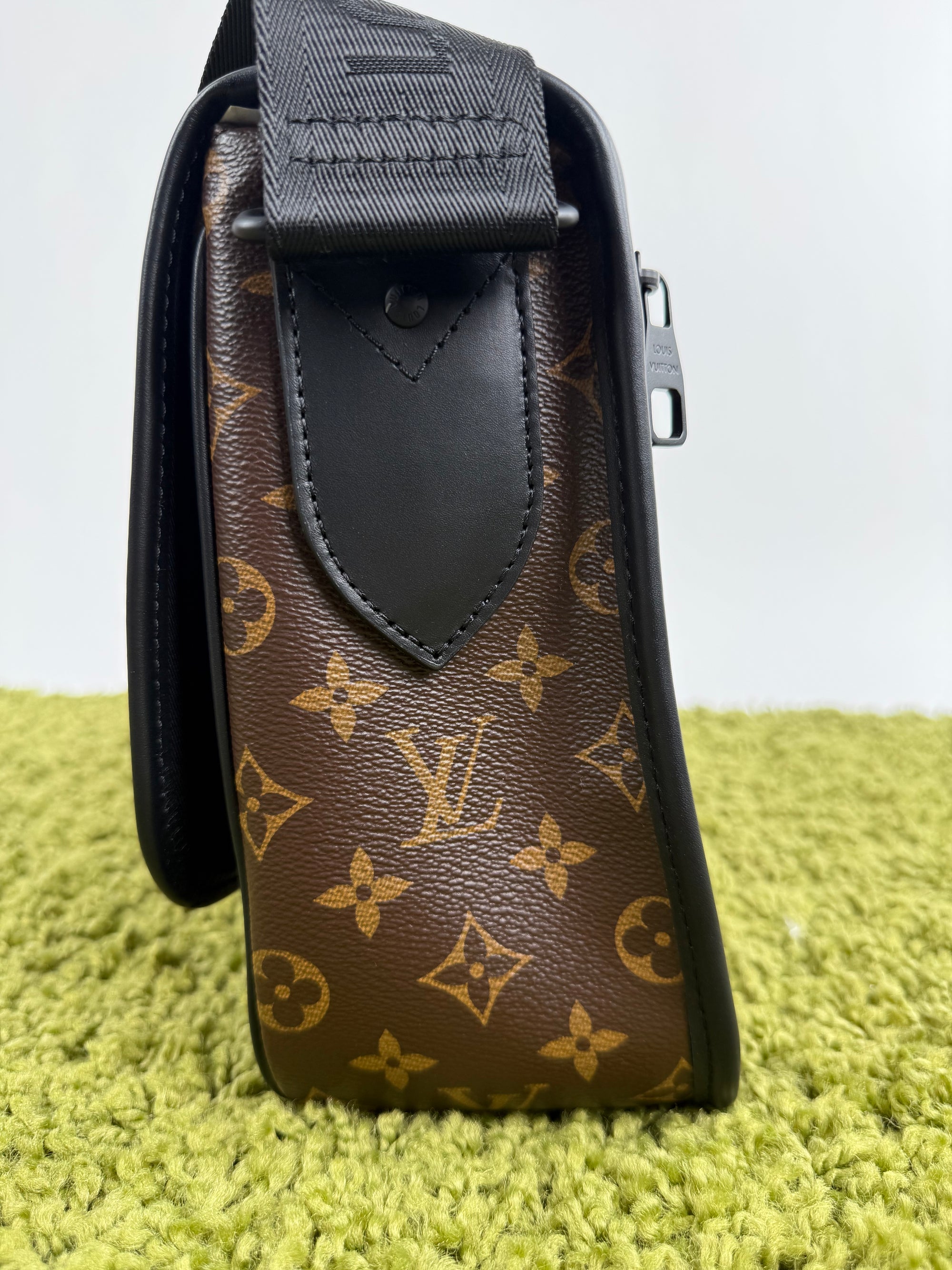 Borsa Messenger Louis Vuitton Macassar Archy Gm con finiture in pelle nera