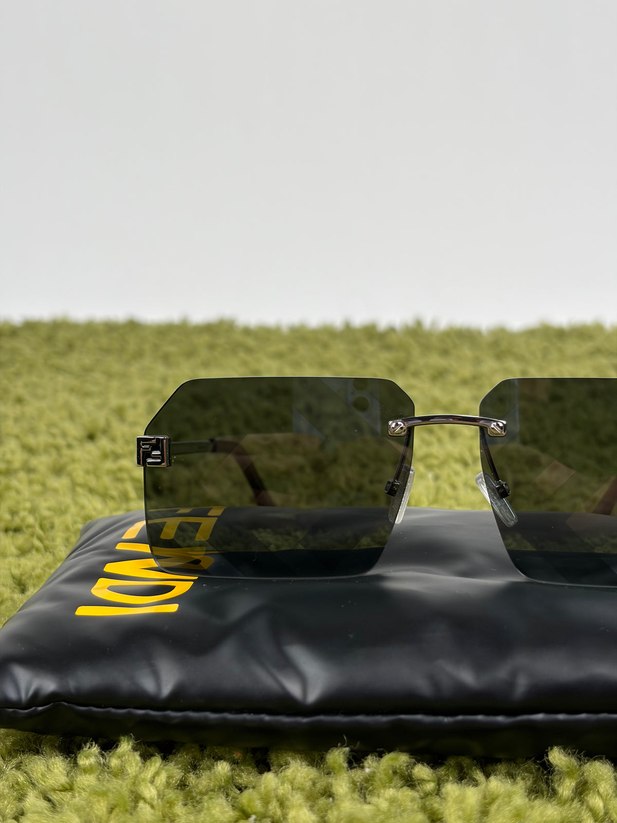 Occhiali da sole gemoetrici Fendi Sky FE40043U Montatura glasant Nero