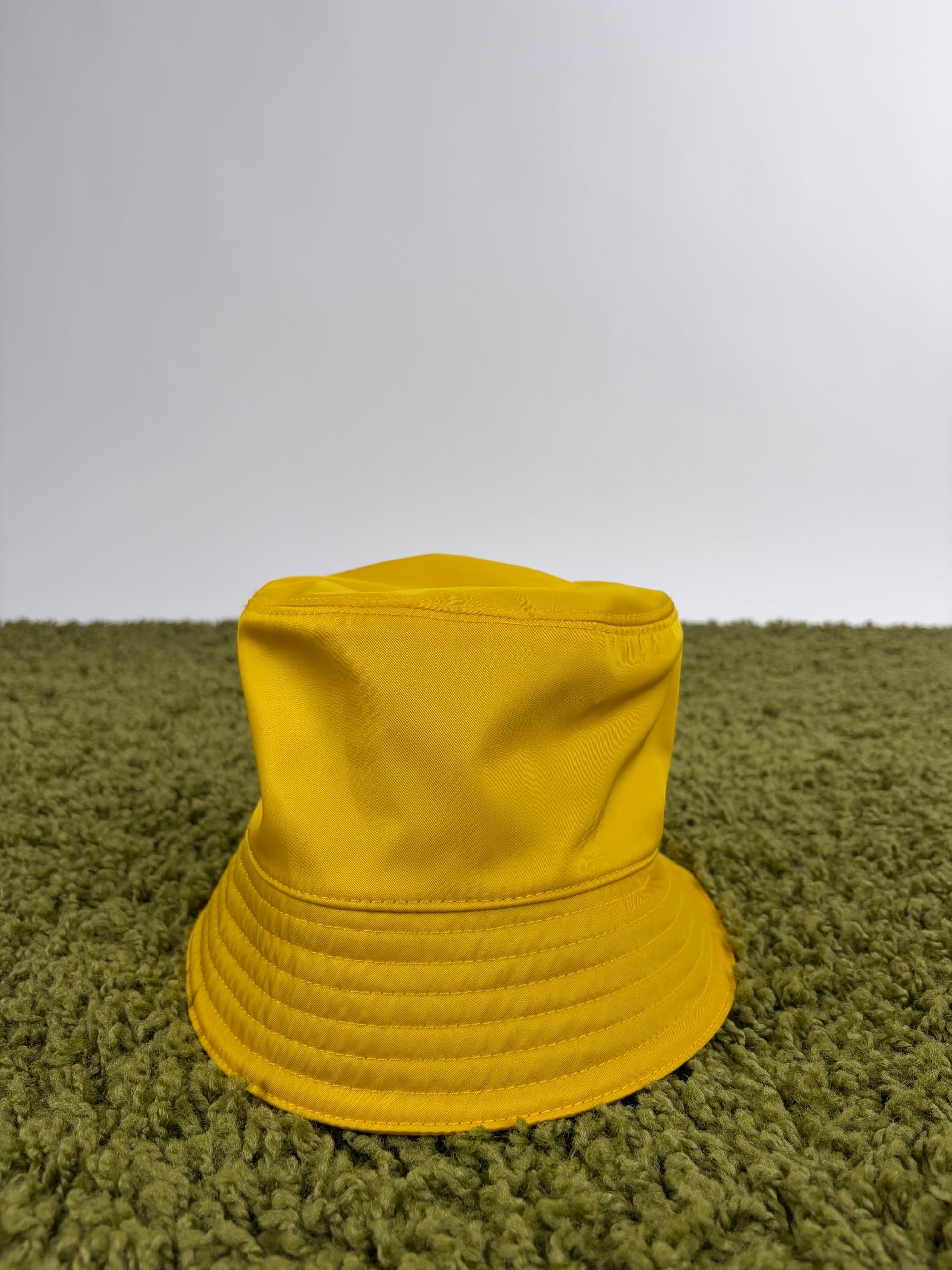 Cappello Prada in Re-nylon giallo