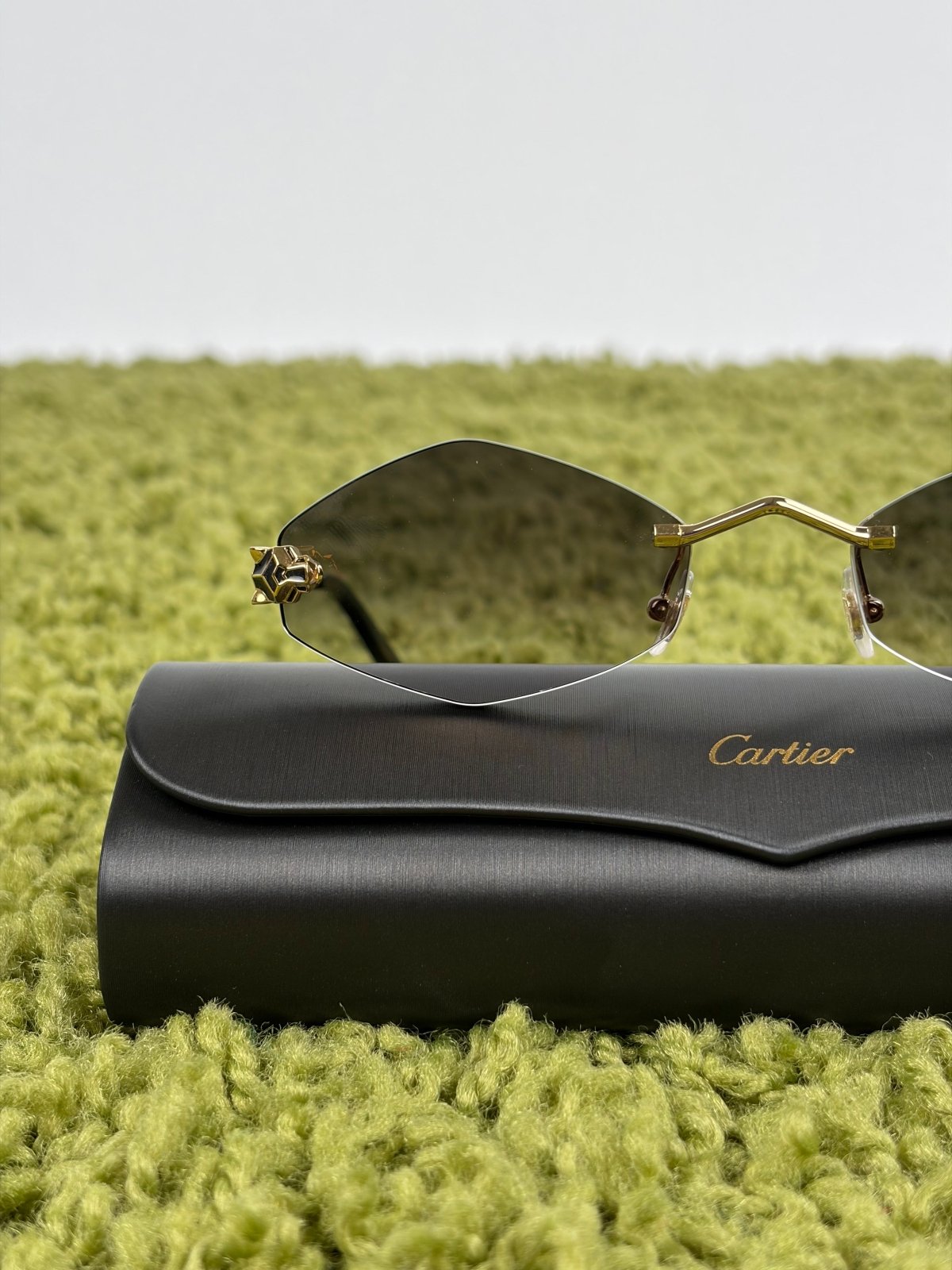 Occhiali da sole Panthère de Cartier CT0433S montatura Rimless e dettagli a testa di pantera sulle asse oro - Second Hand Di Fiore
