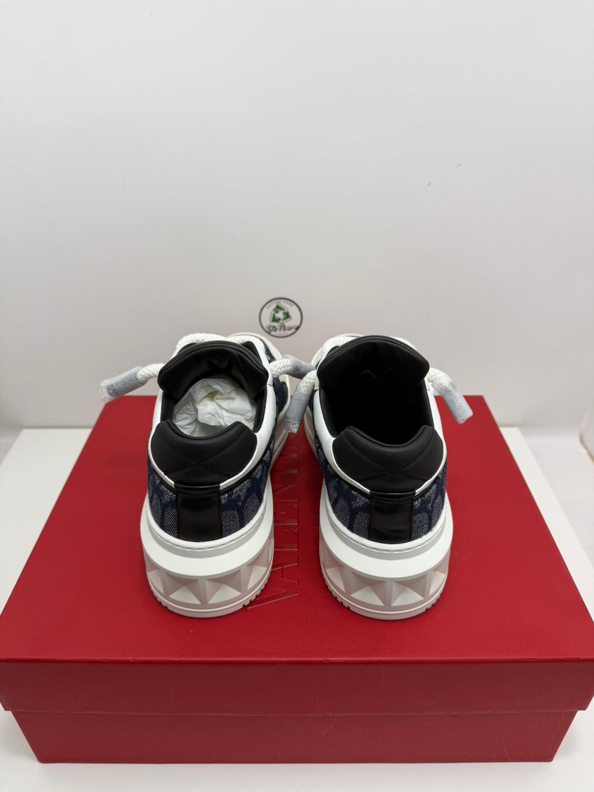 Valentino Size 40 blu e bianche