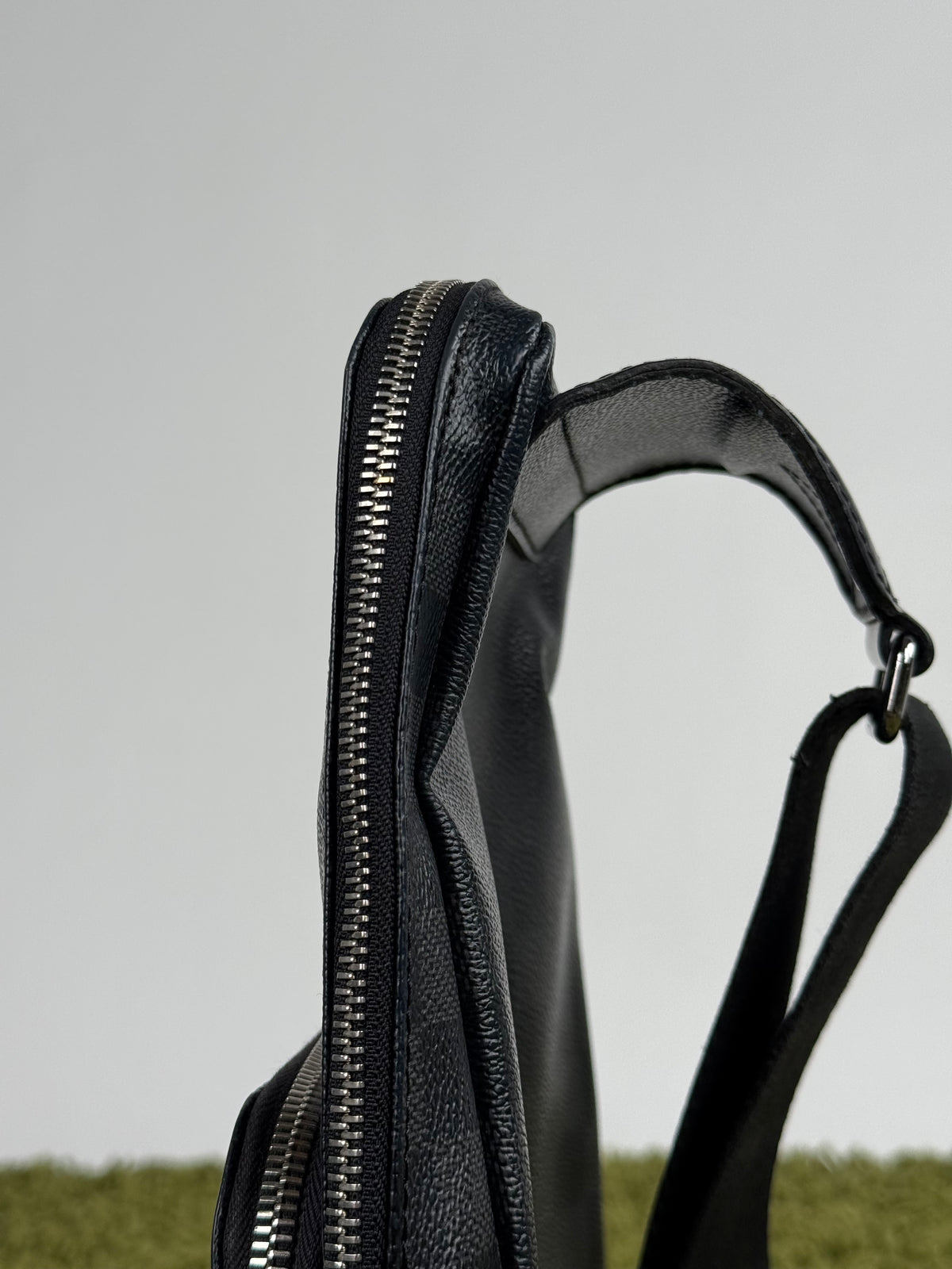 Mono spalla Louis Vuitton Avenue Sling Nero