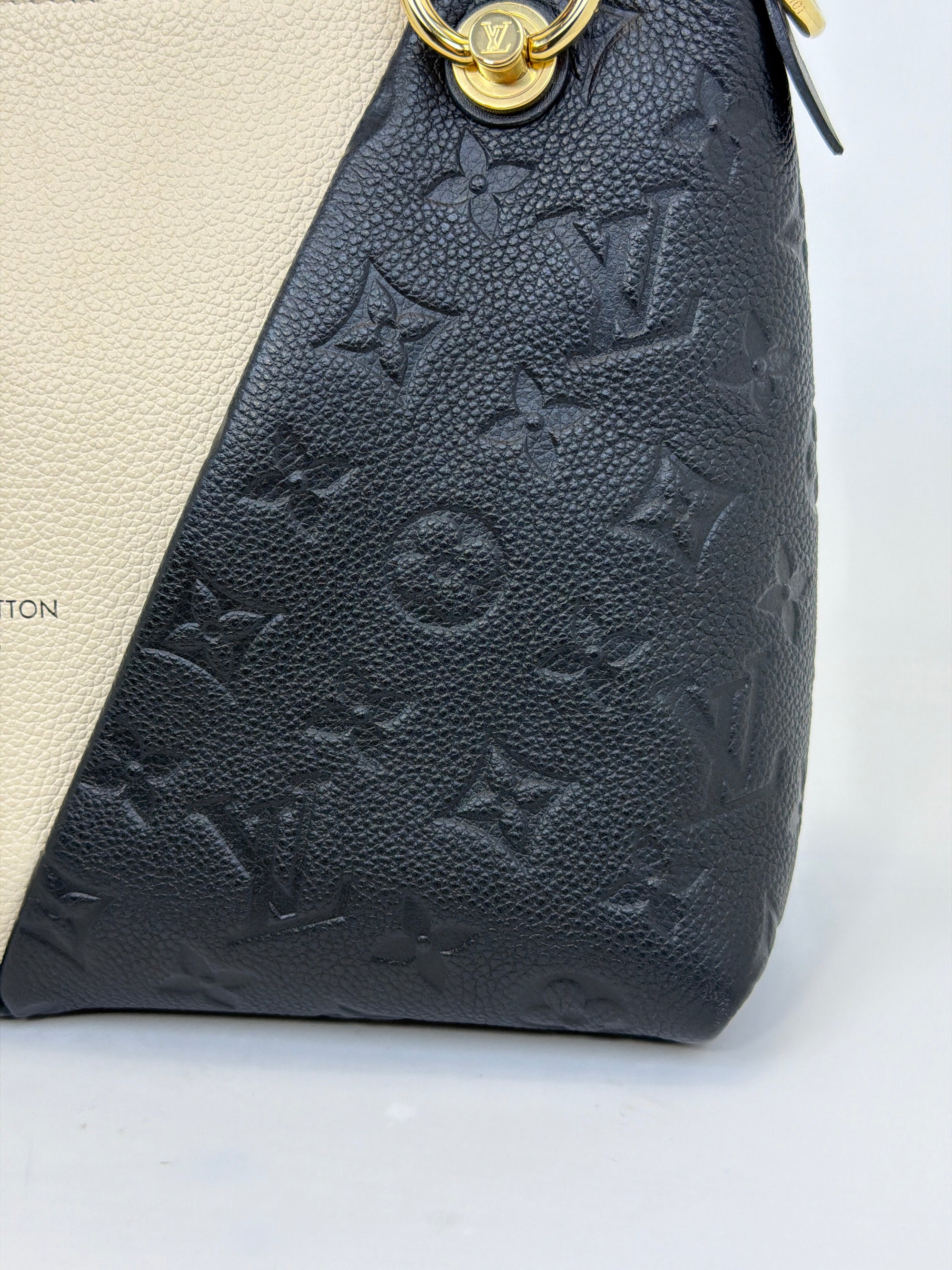 Borsa Louis Vuitton V tote BB nera panna e oro