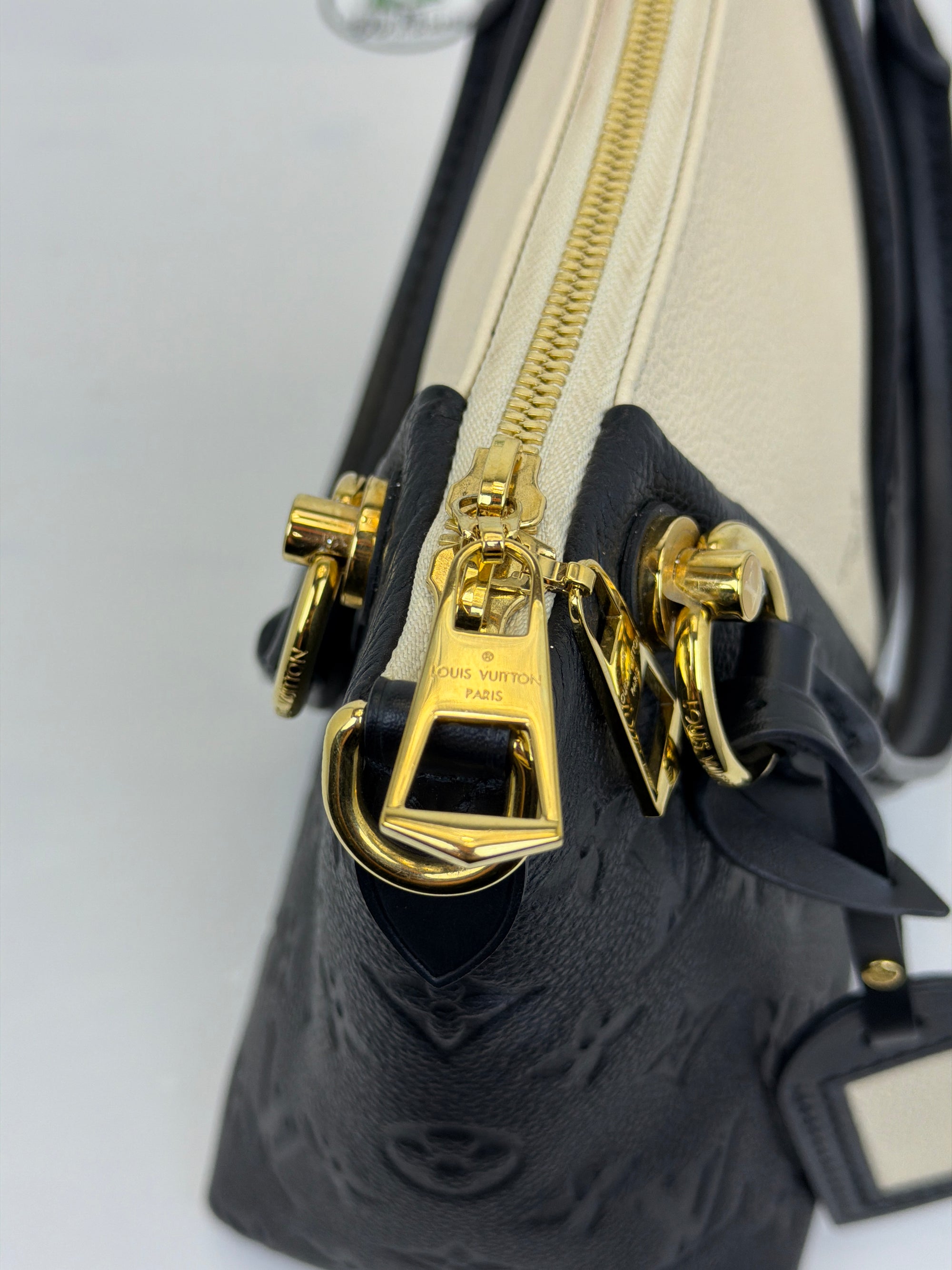 Borsa Louis Vuitton V tote BB nera panna e oro