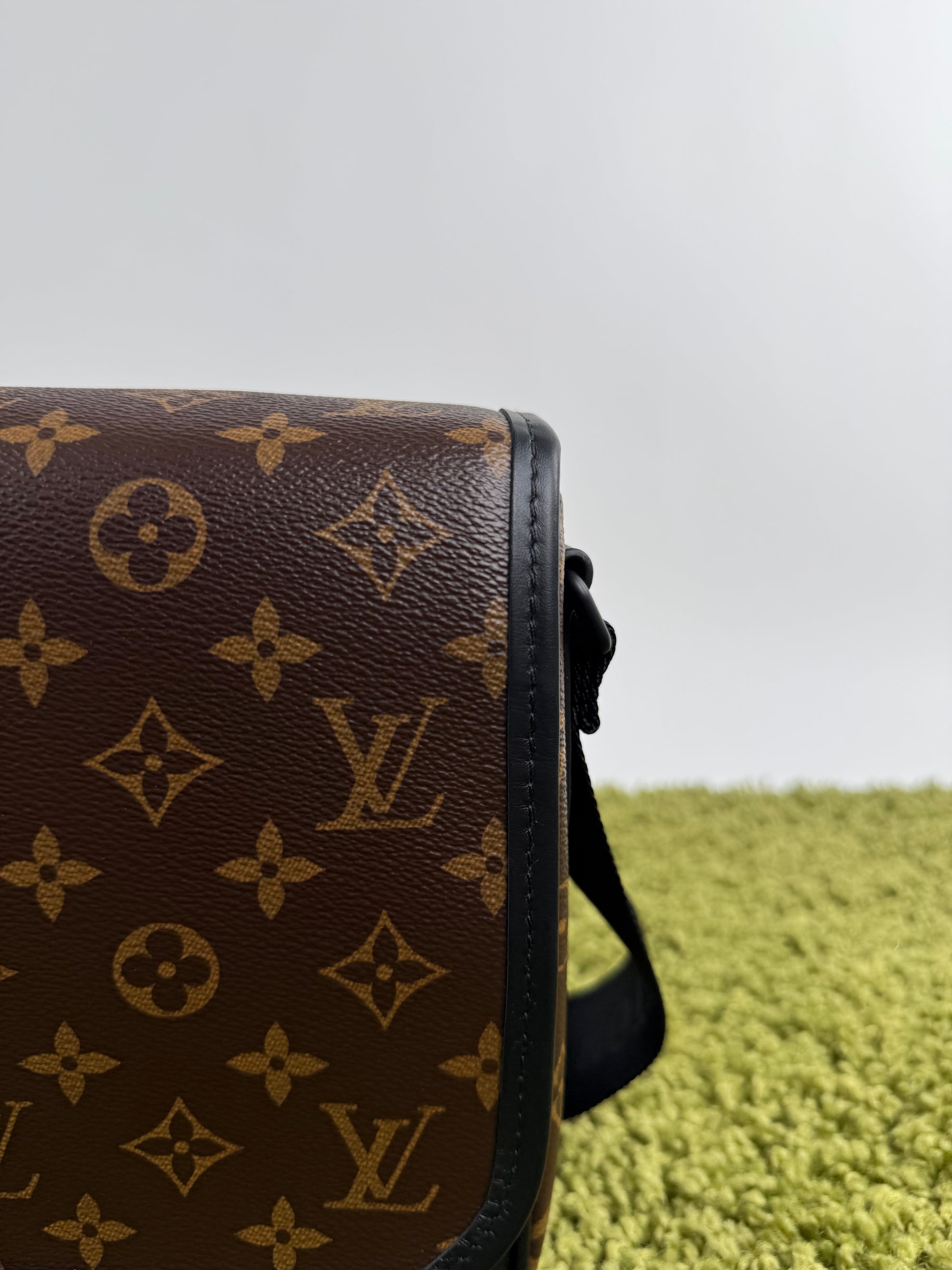 Borsa Messenger Louis Vuitton Macassar Archy Gm con finiture in pelle nera