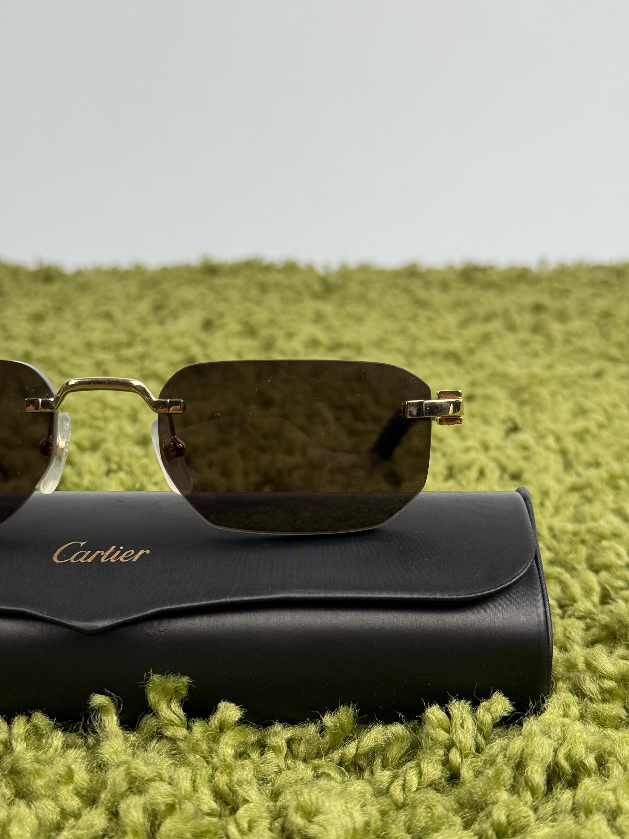 Occhiali da sole Cartier CT0622S con aste in acetato nero con un dettaglio dorato a forma di C