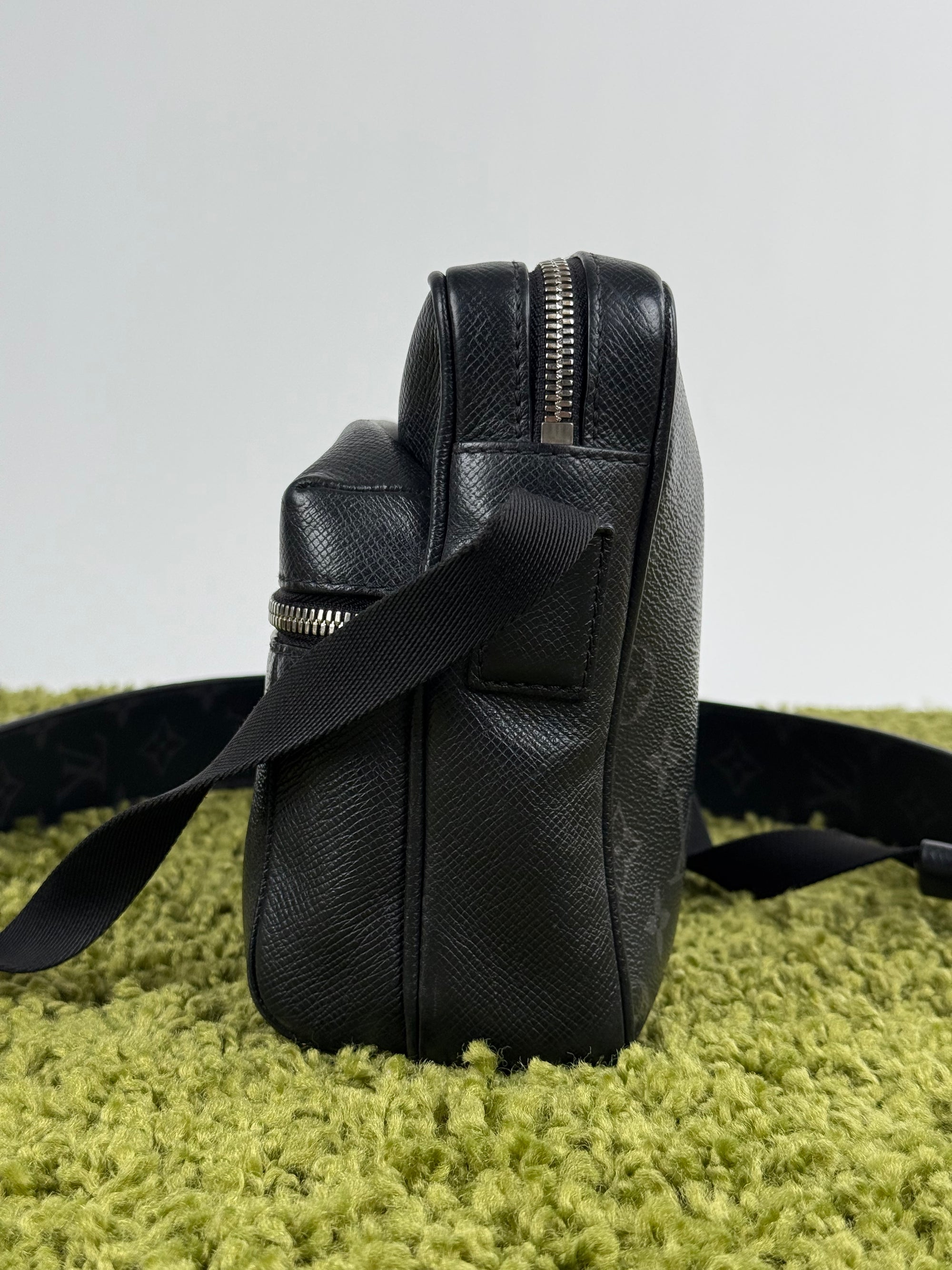 Borsa Outdoor Messenger Monogram Eclipse Taiga Louis Vuitton Nera
