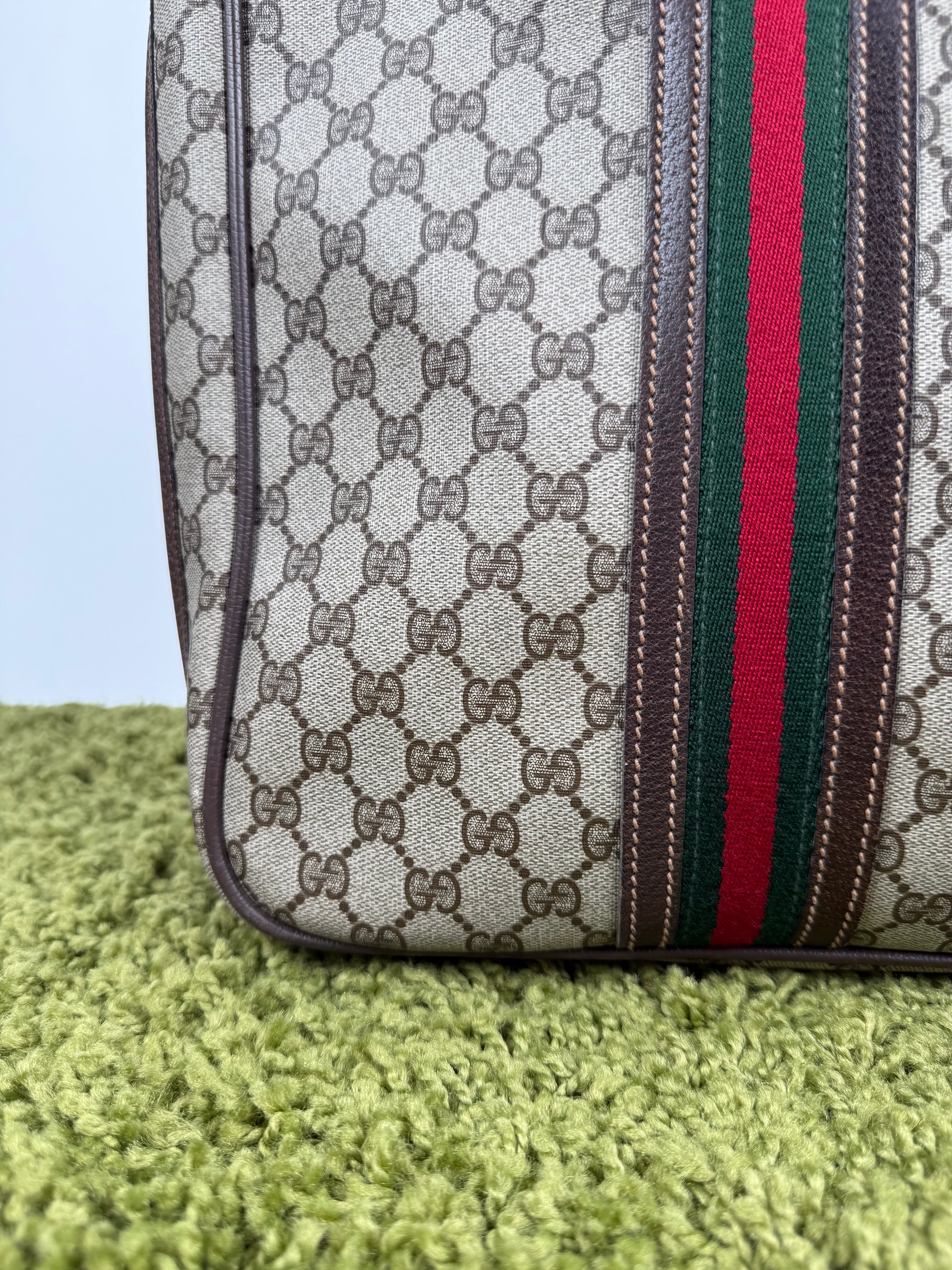 Valigia vintage Gucci realizzata in tela GG monogramma con dettagli in pelle marrone e strisce Web