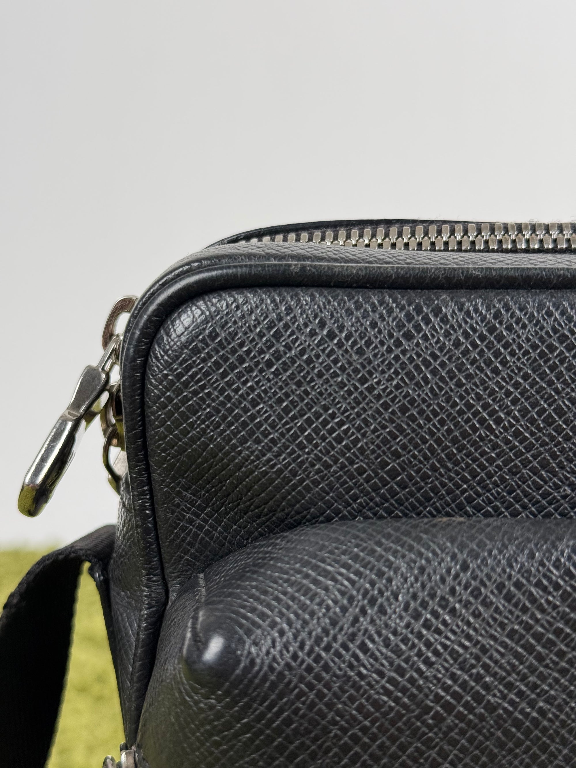 Borsa Outdoor Messenger Monogram Eclipse Taiga Louis Vuitton Nera