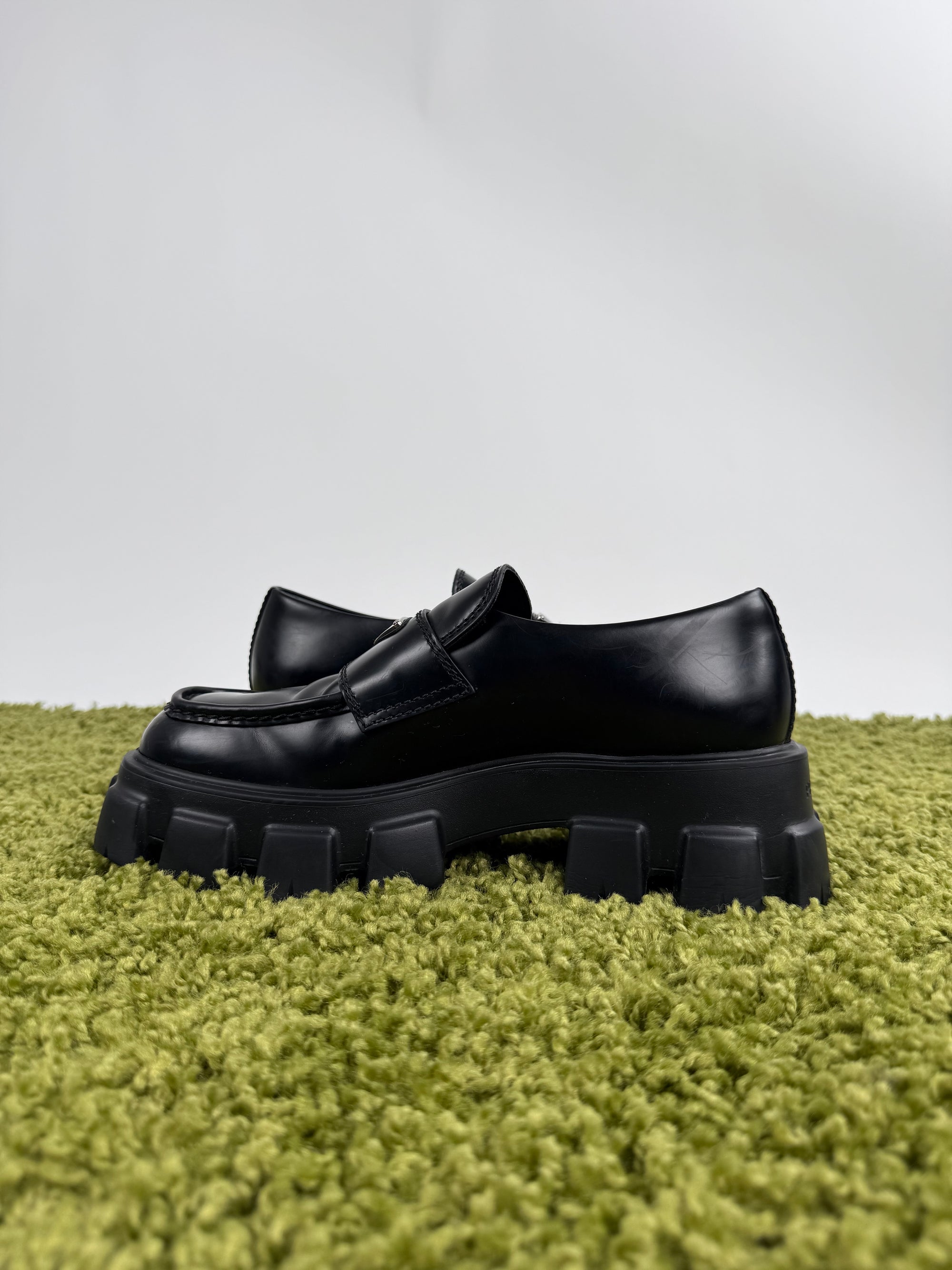 Mocassino Prada in pelle nera 9=43