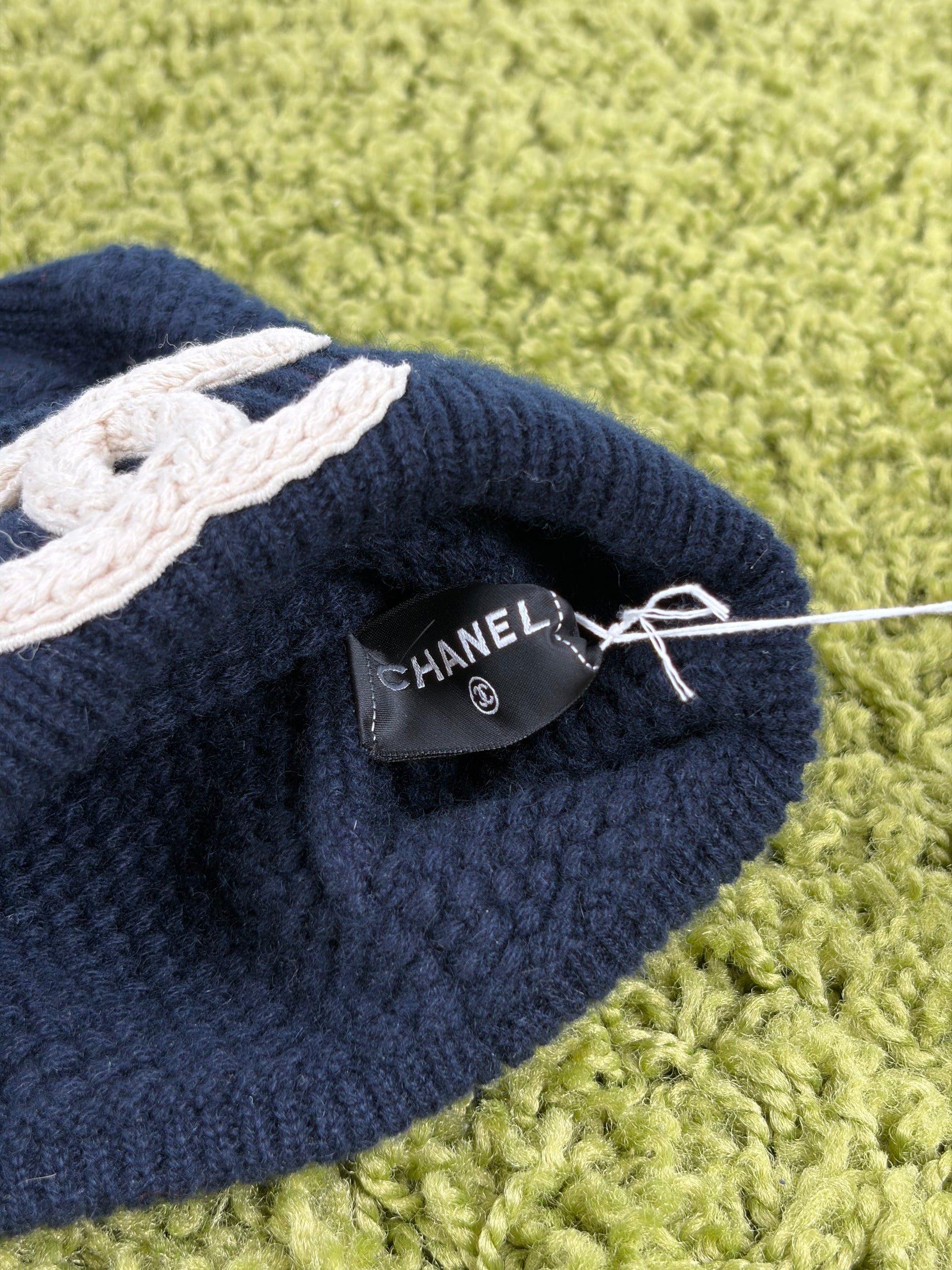 Cappello Chanel blu e bianco