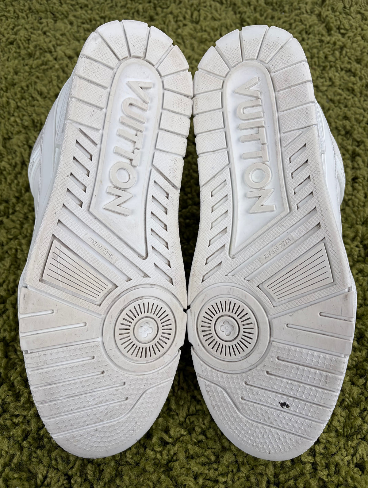 Louis Vuitton Trainer Bianca 6.5