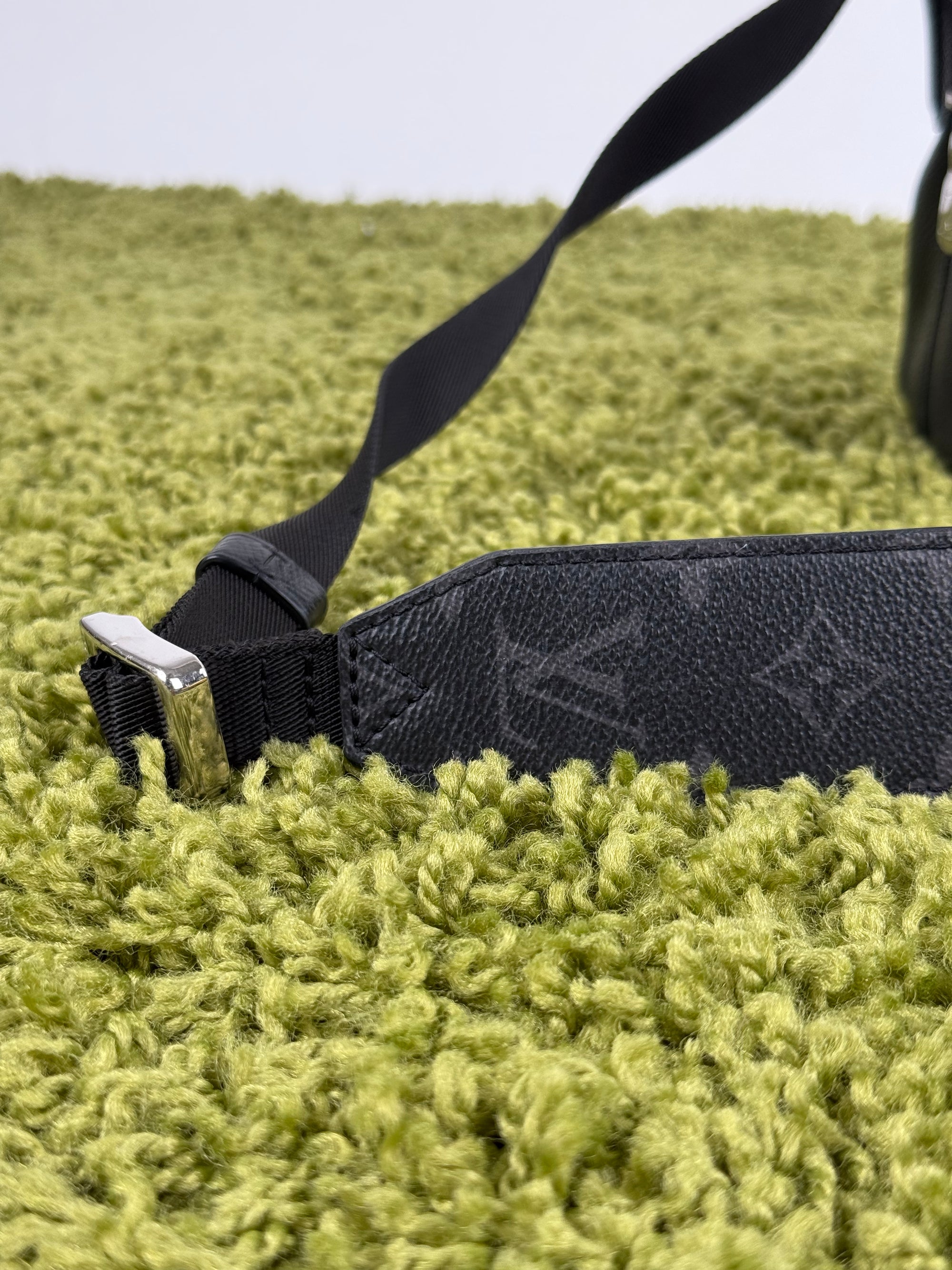 Borsa Outdoor Messenger Monogram Eclipse Taiga Louis Vuitton Nera