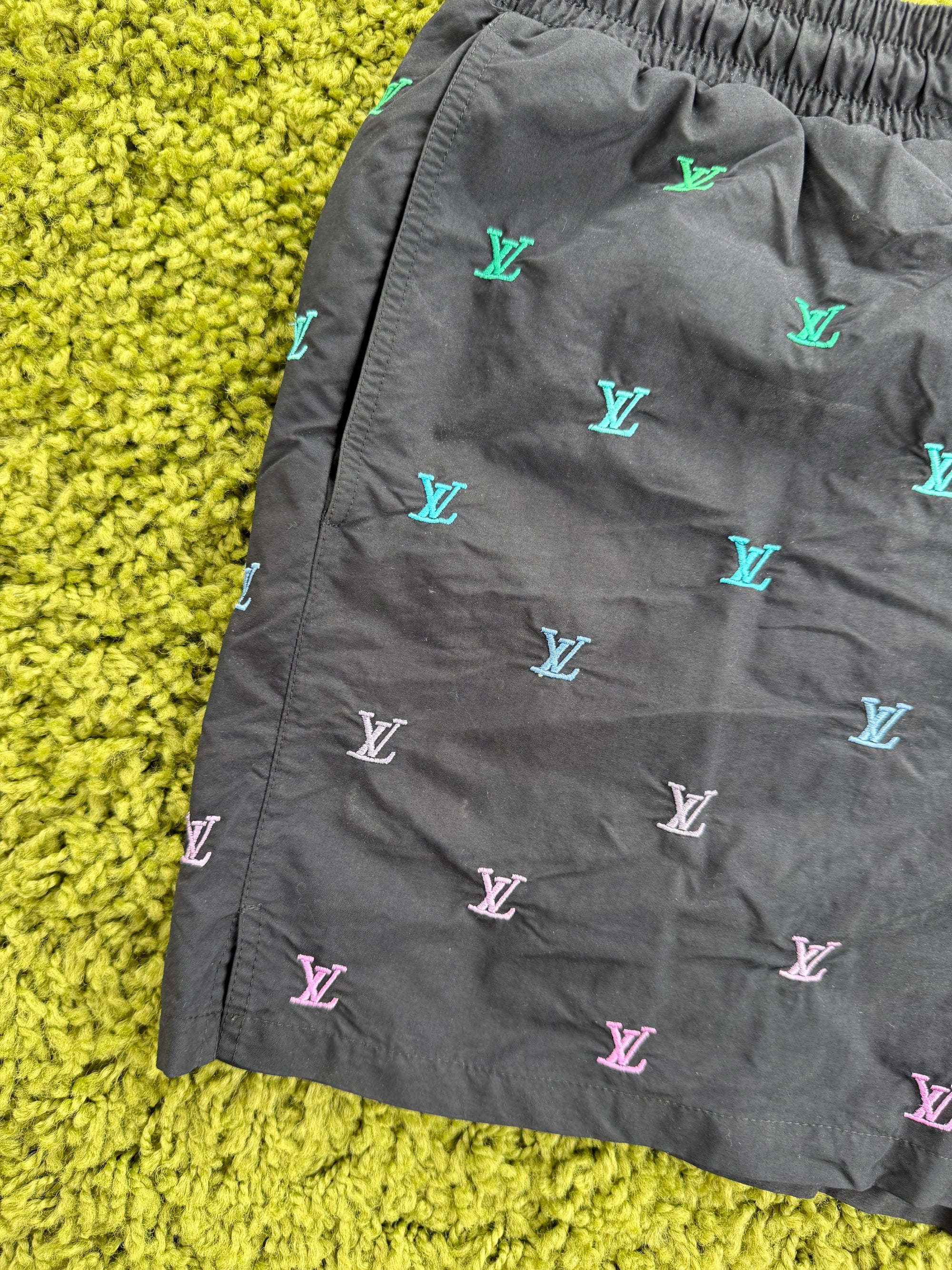 Costume Louis Vuitton Nero Con Dettaglio Arcobaleno