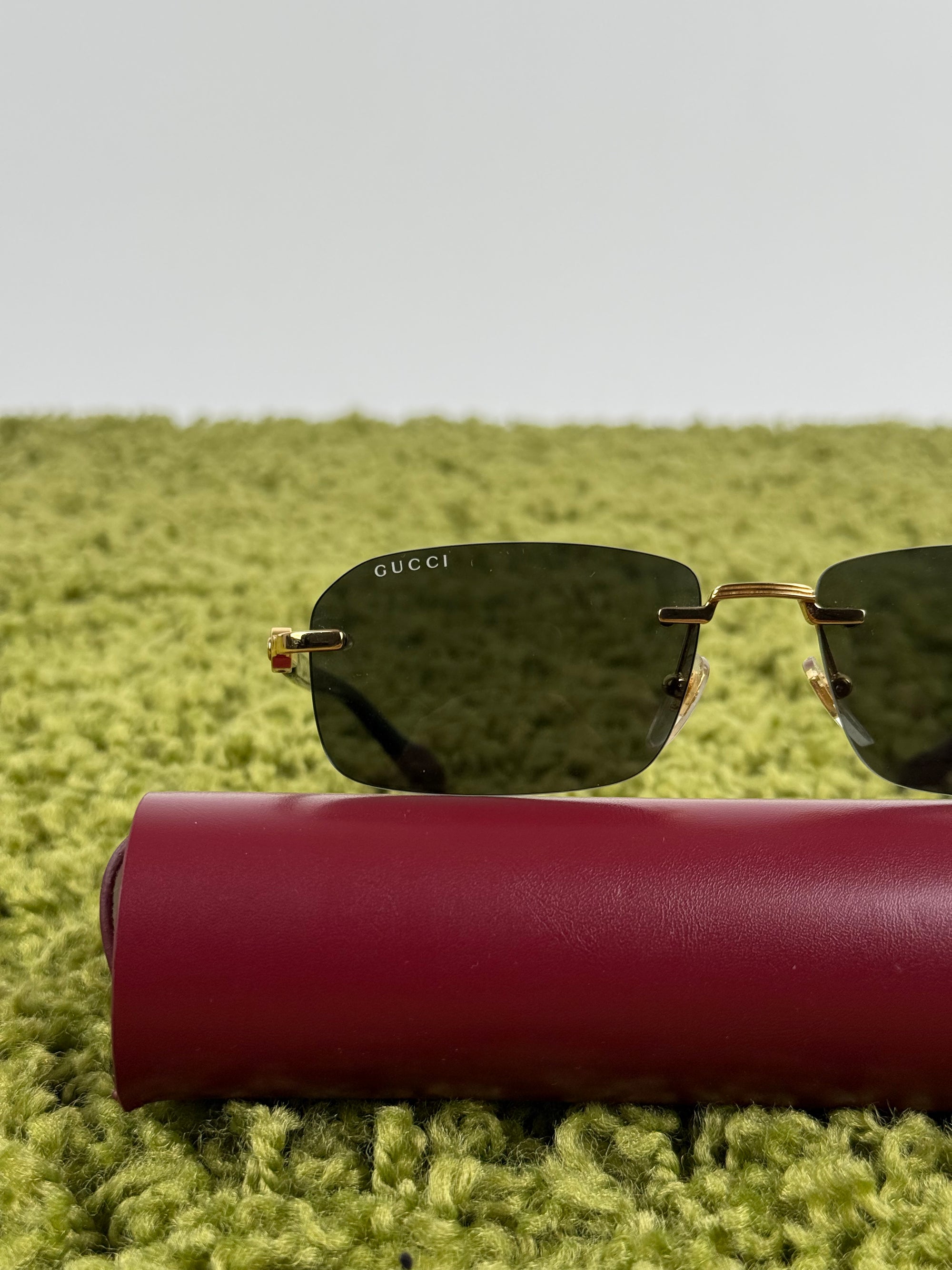 Occhiali Gucci Montatura oro con aste nere e lenti grigie
