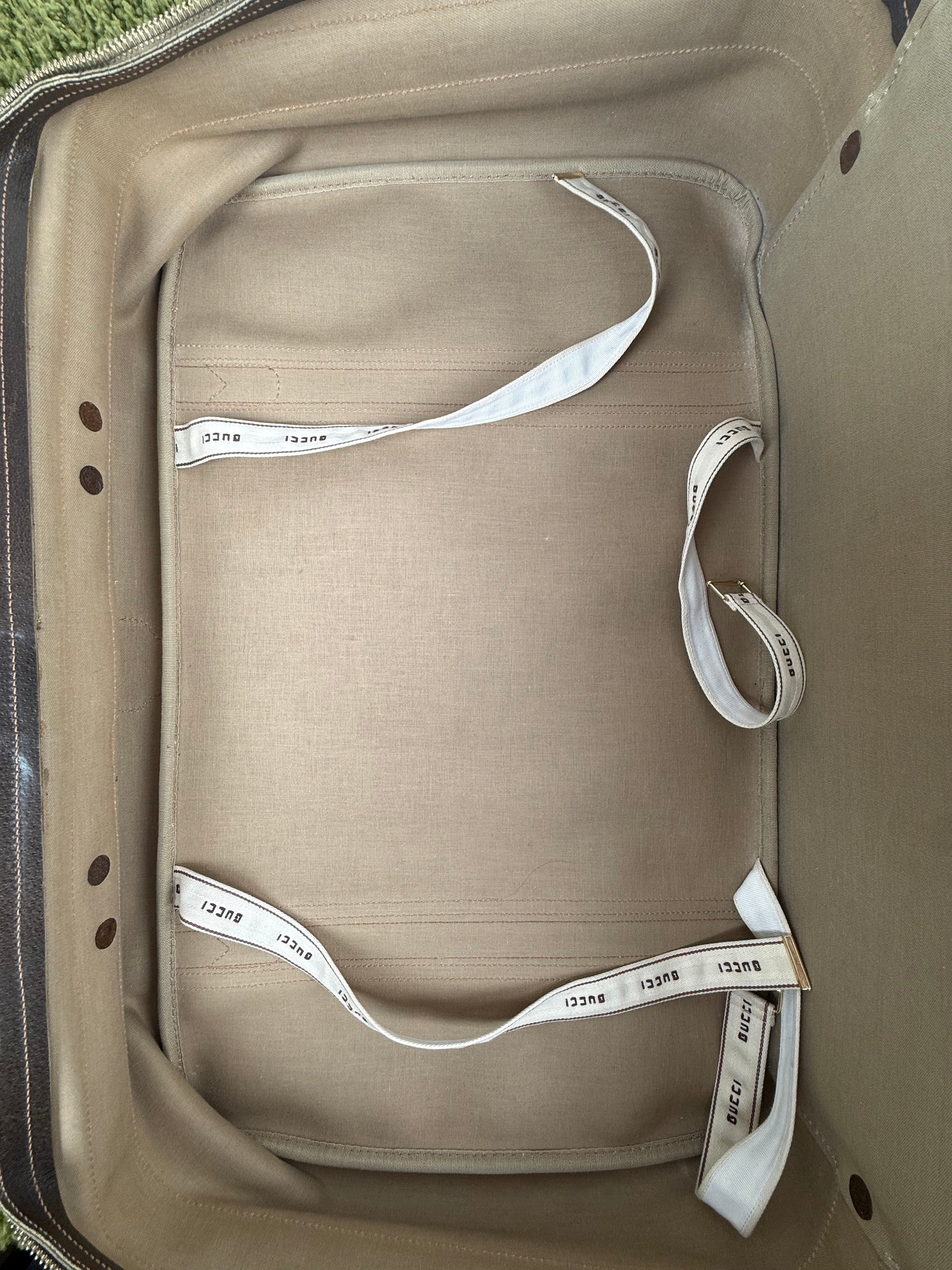 Valigia vintage Gucci realizzata in tela GG monogramma con dettagli in pelle marrone e strisce Web
