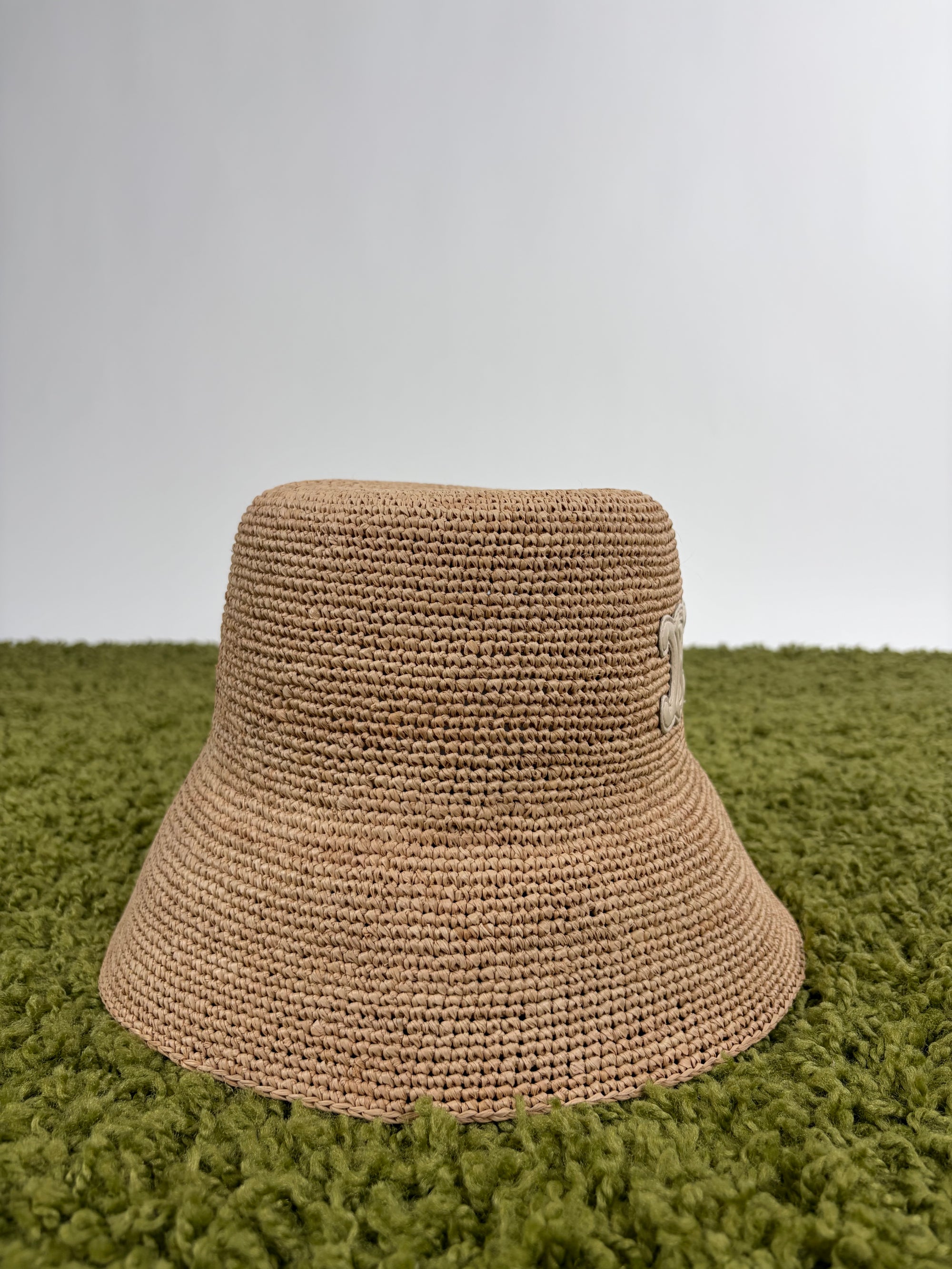 Cappello celine alla pescatora Triomphe in rafia beige