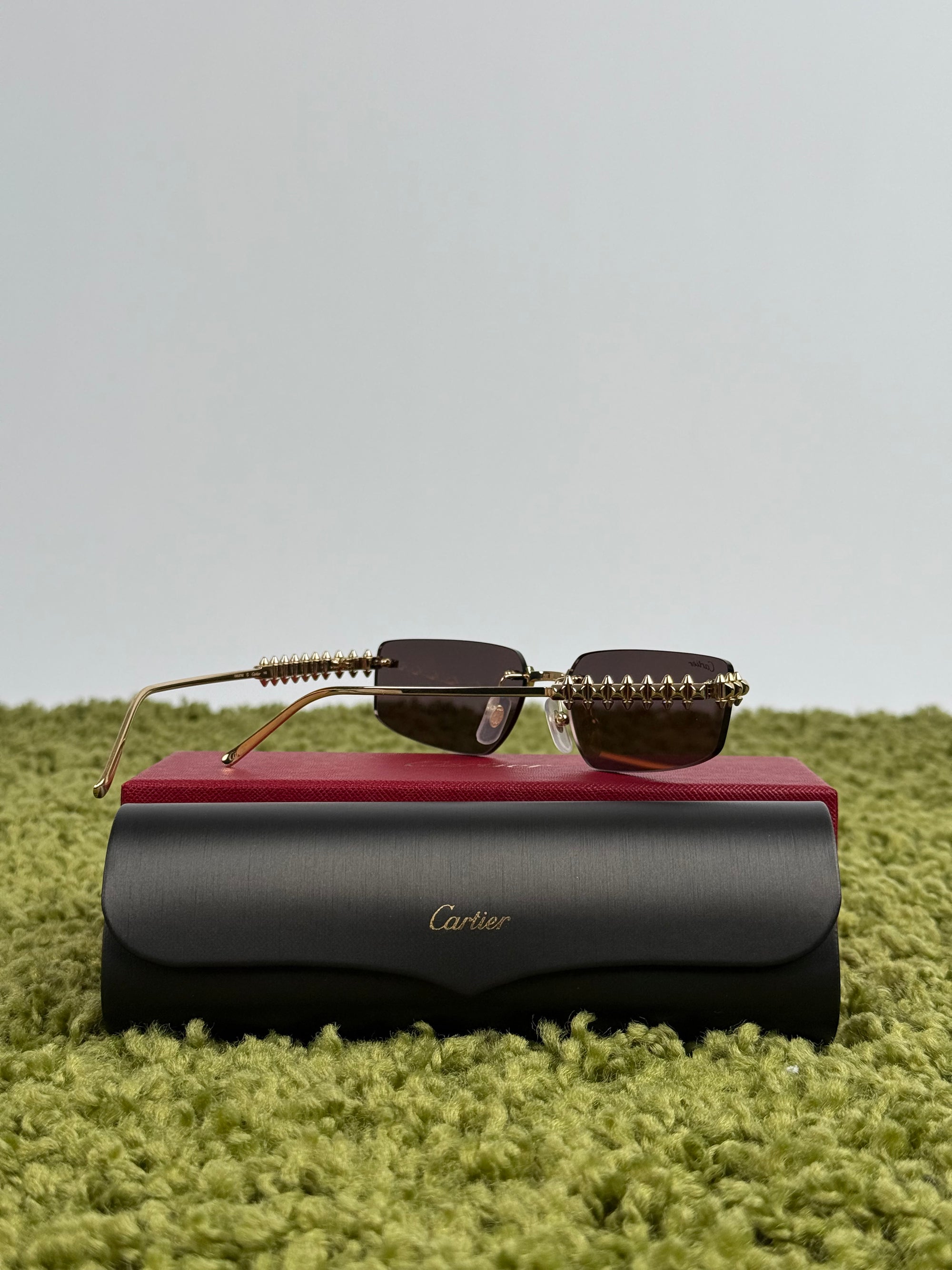 Occhiali Cartier CT0544S con motivo a borchie Clash Sulle aste oro