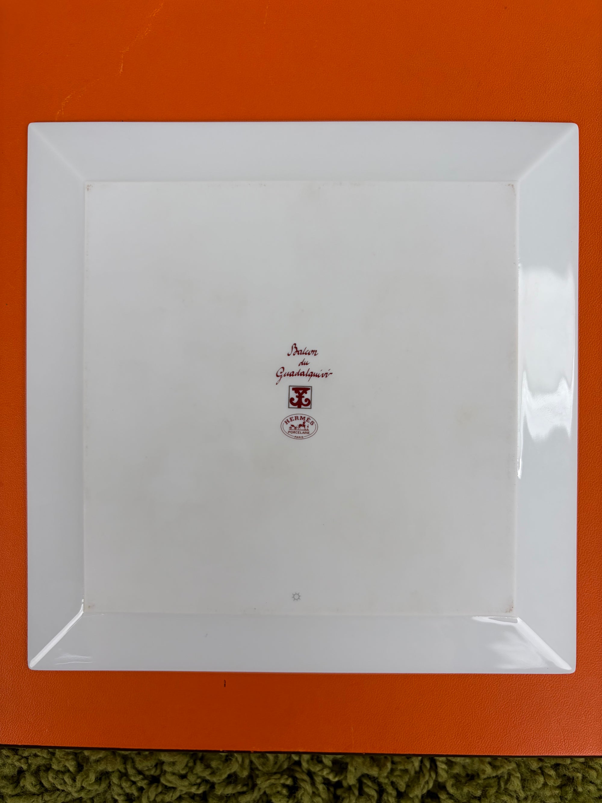 Piatto Hermes bianco e rosso