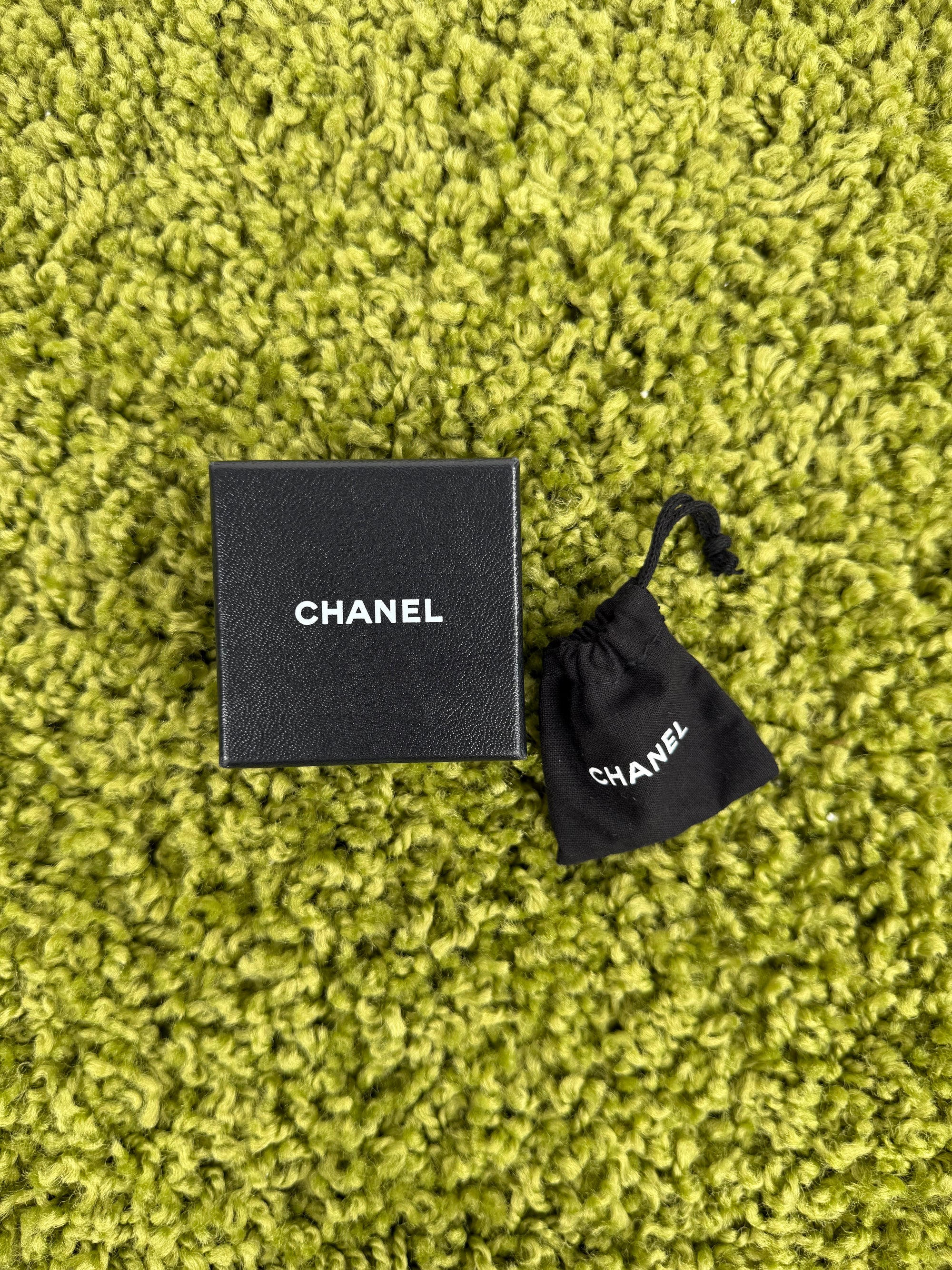 Orecchini Chanel in Resina Trasparente