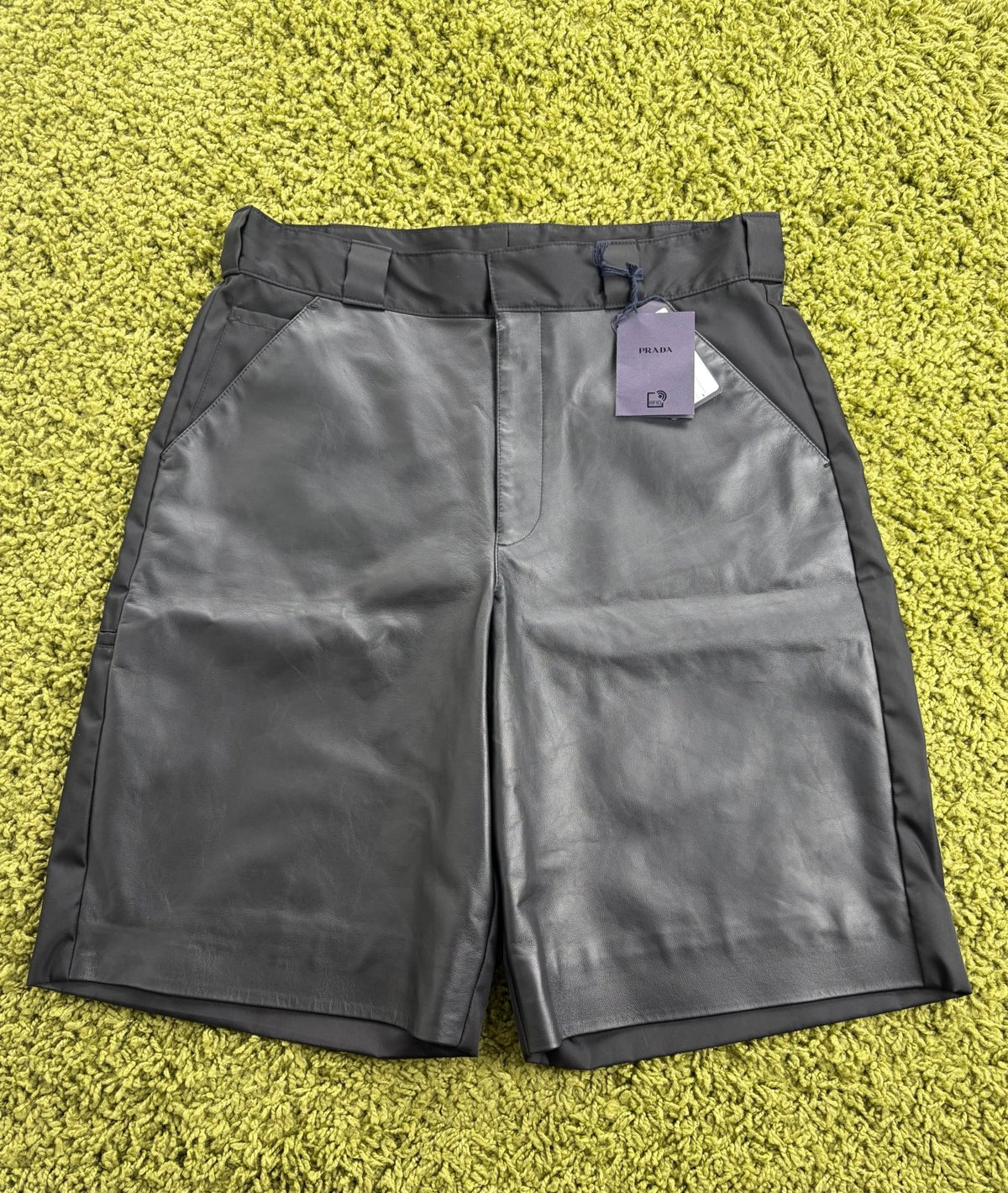 Pantaloncino Prada con pannello frontale in pelle Nero 48 - Second Hand Di Fiore