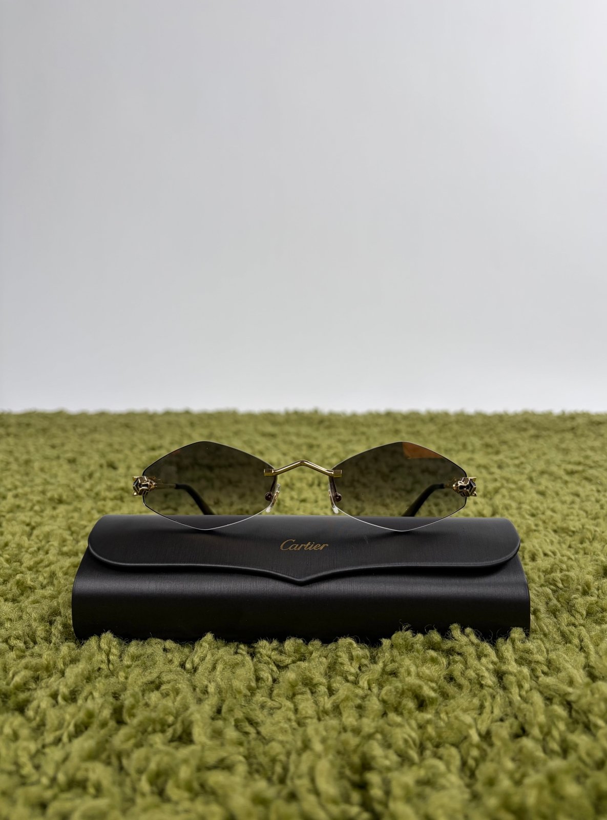 Occhiali da sole Panthère de Cartier CT0433S montatura Rimless e dettagli a testa di pantera sulle asse oro - Second Hand Di Fiore