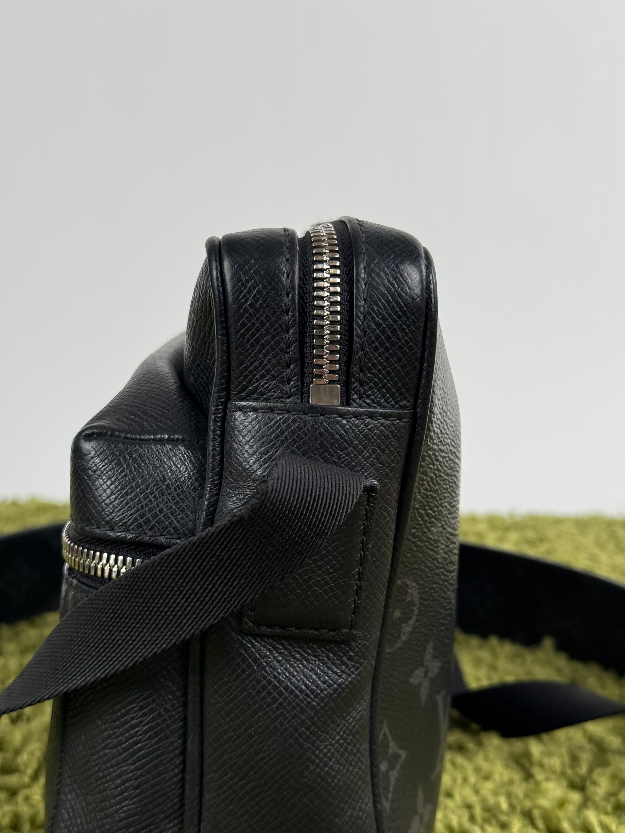 Borsa Outdoor Messenger Monogram Eclipse Taiga Louis Vuitton Nera
