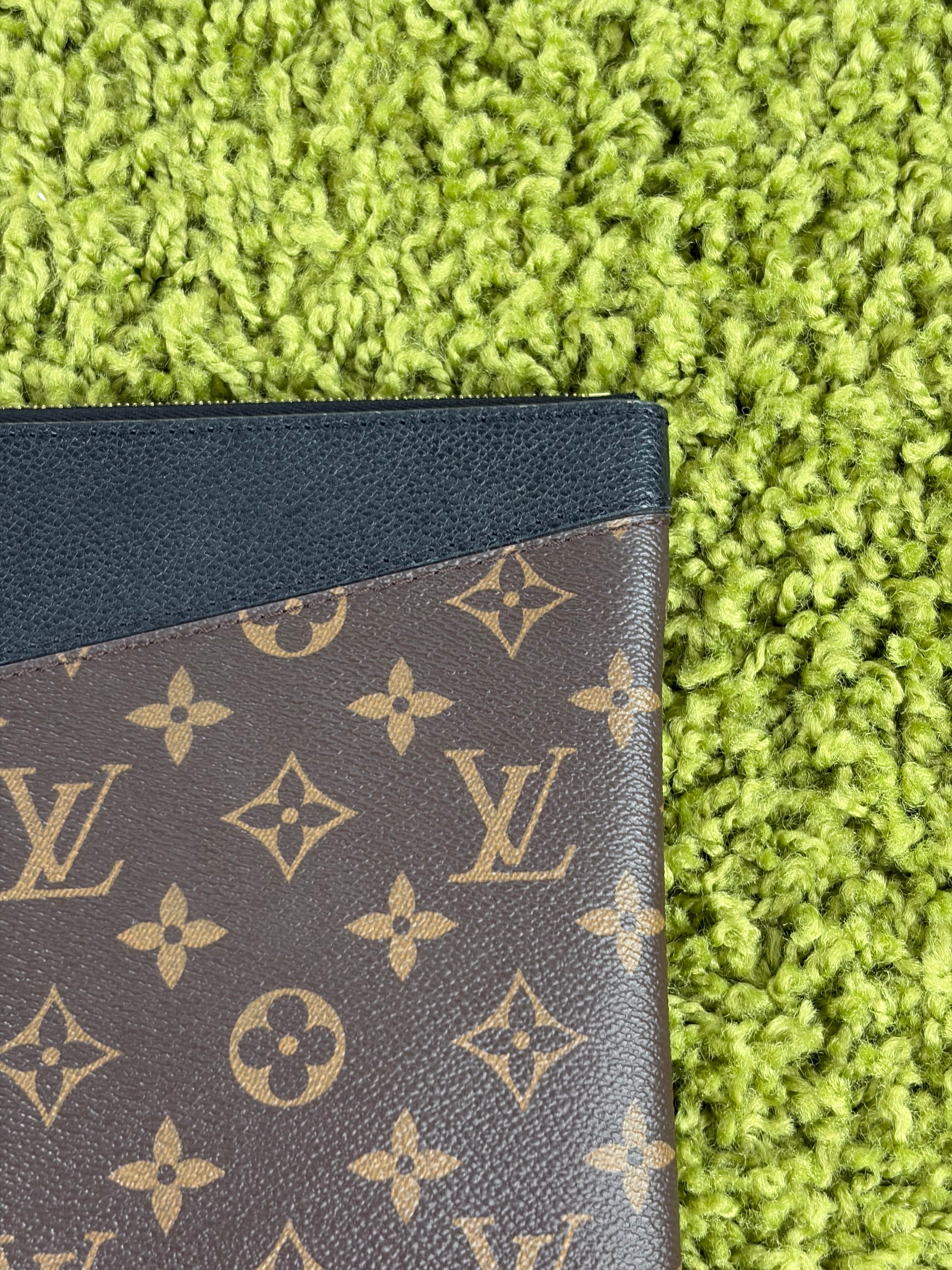 Pochette Louis Vuitton marrone e nera