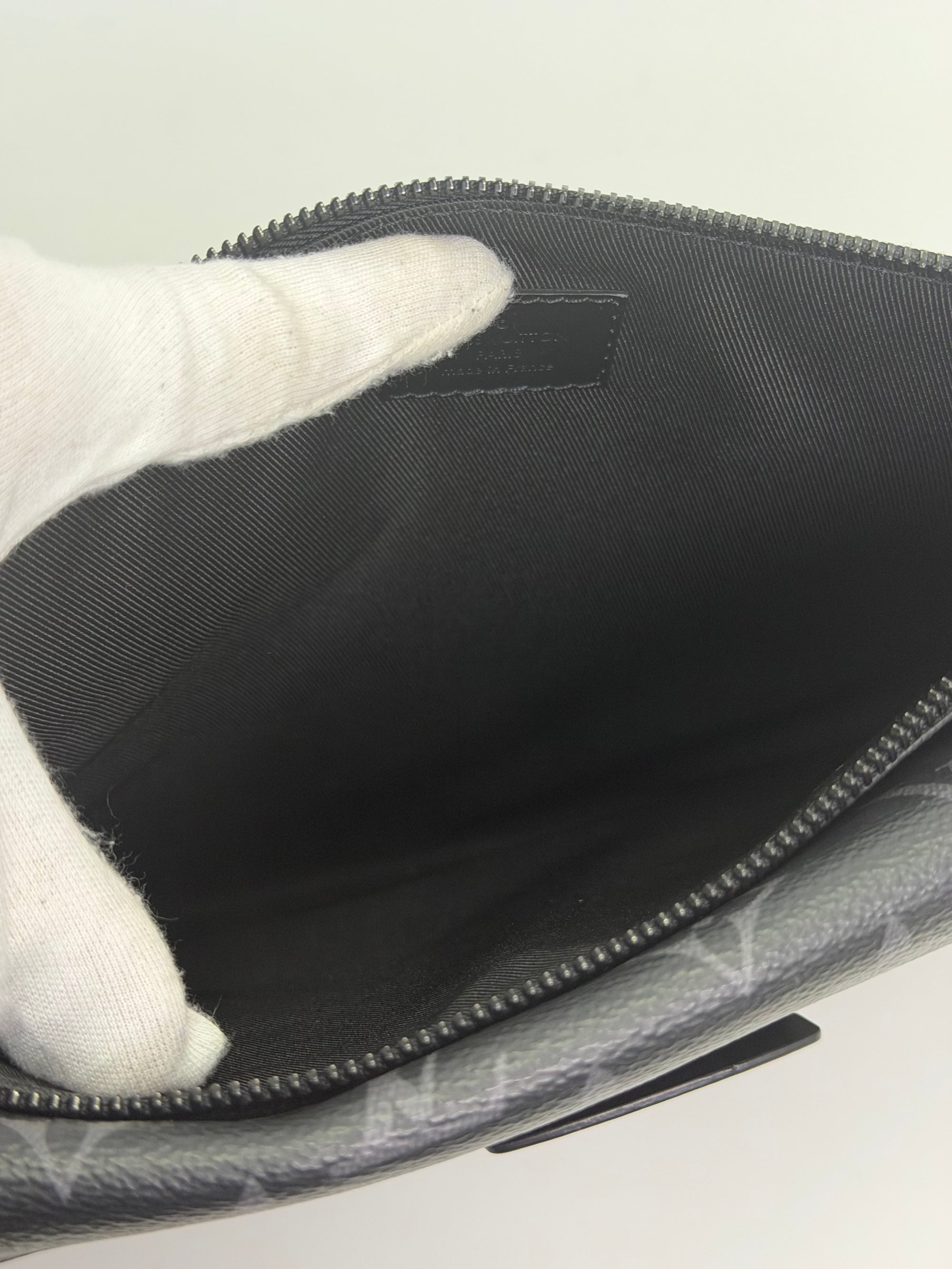 Louis Vuitton pochette lock nera