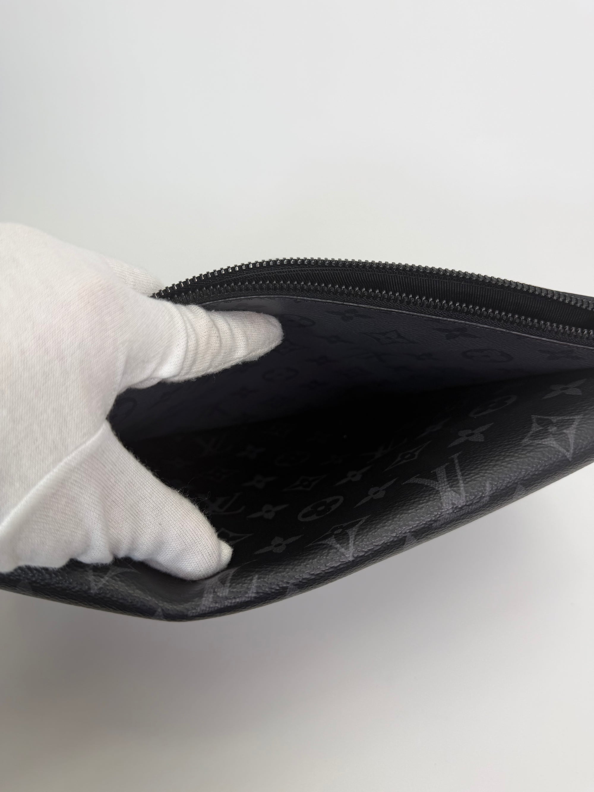 Louis Vuitton pochette lock nera