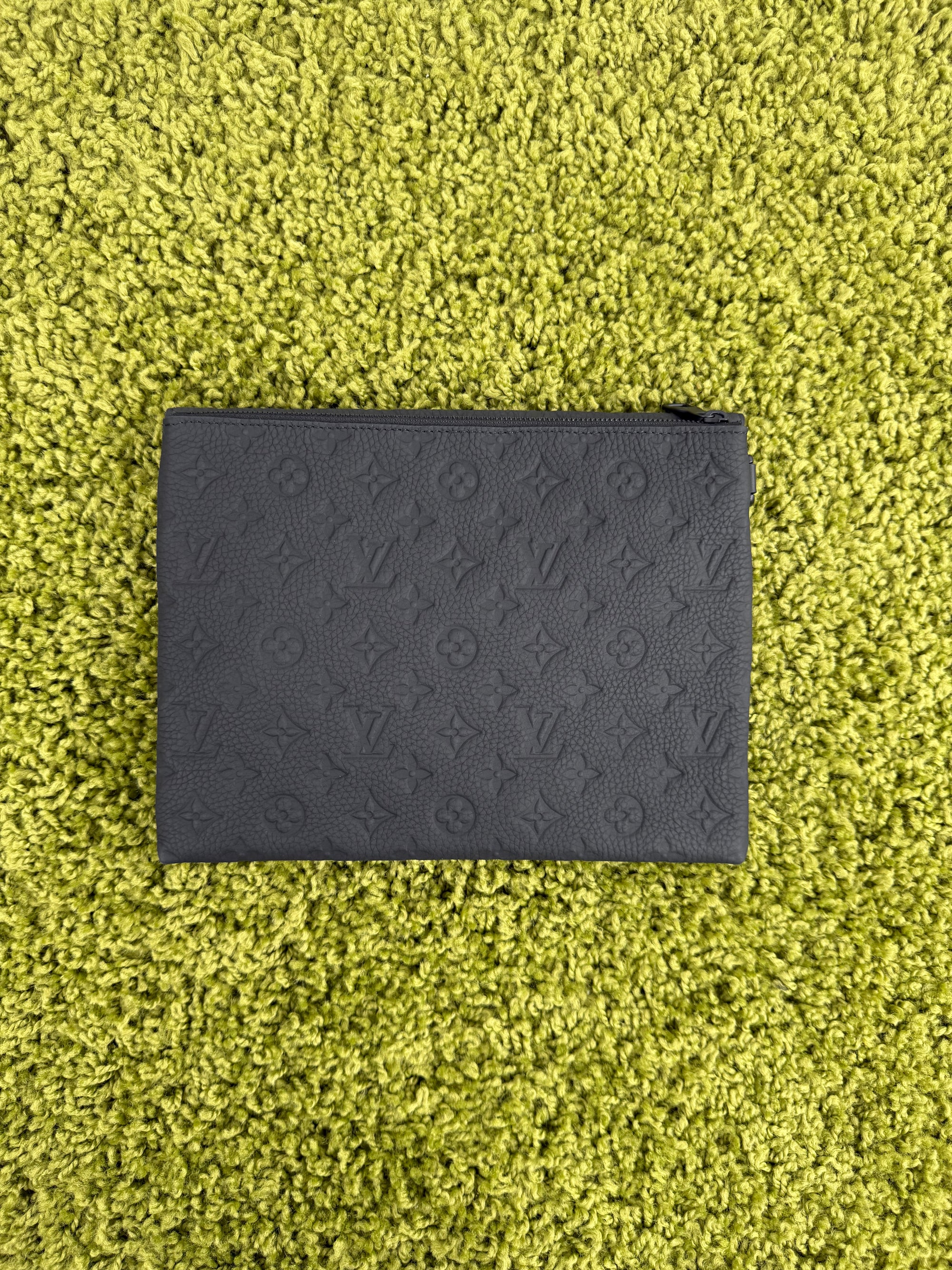 Pochette Louis Vuitton S-Lock in in pelle nera Monogram