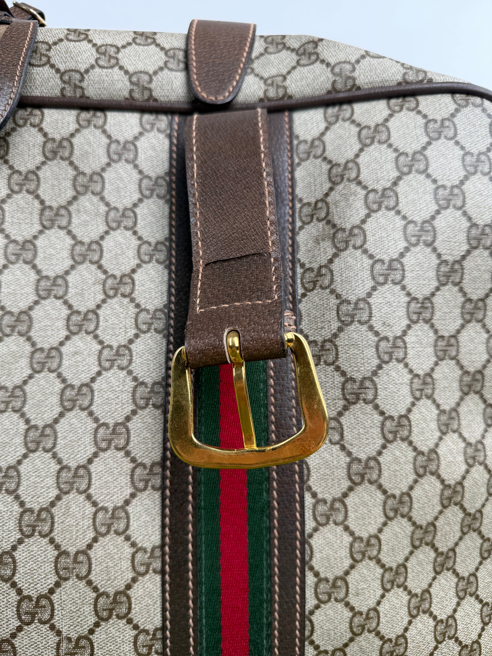 Valigia vintage Gucci realizzata in tela GG monogramma con dettagli in pelle marrone e strisce Web