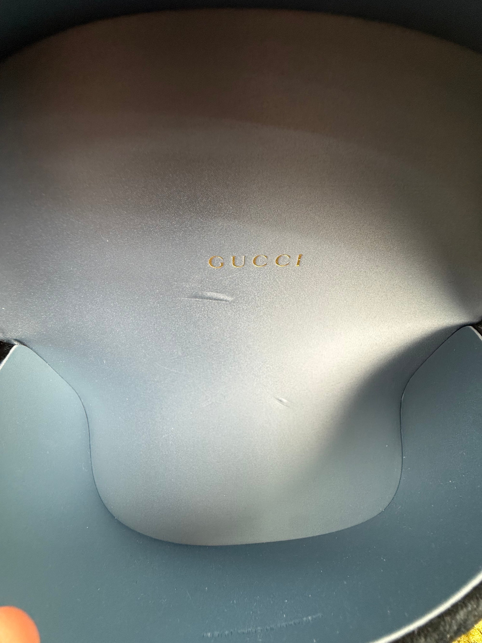 Occhiali da sole a mascherina Gucci modello con montatura nera lucida