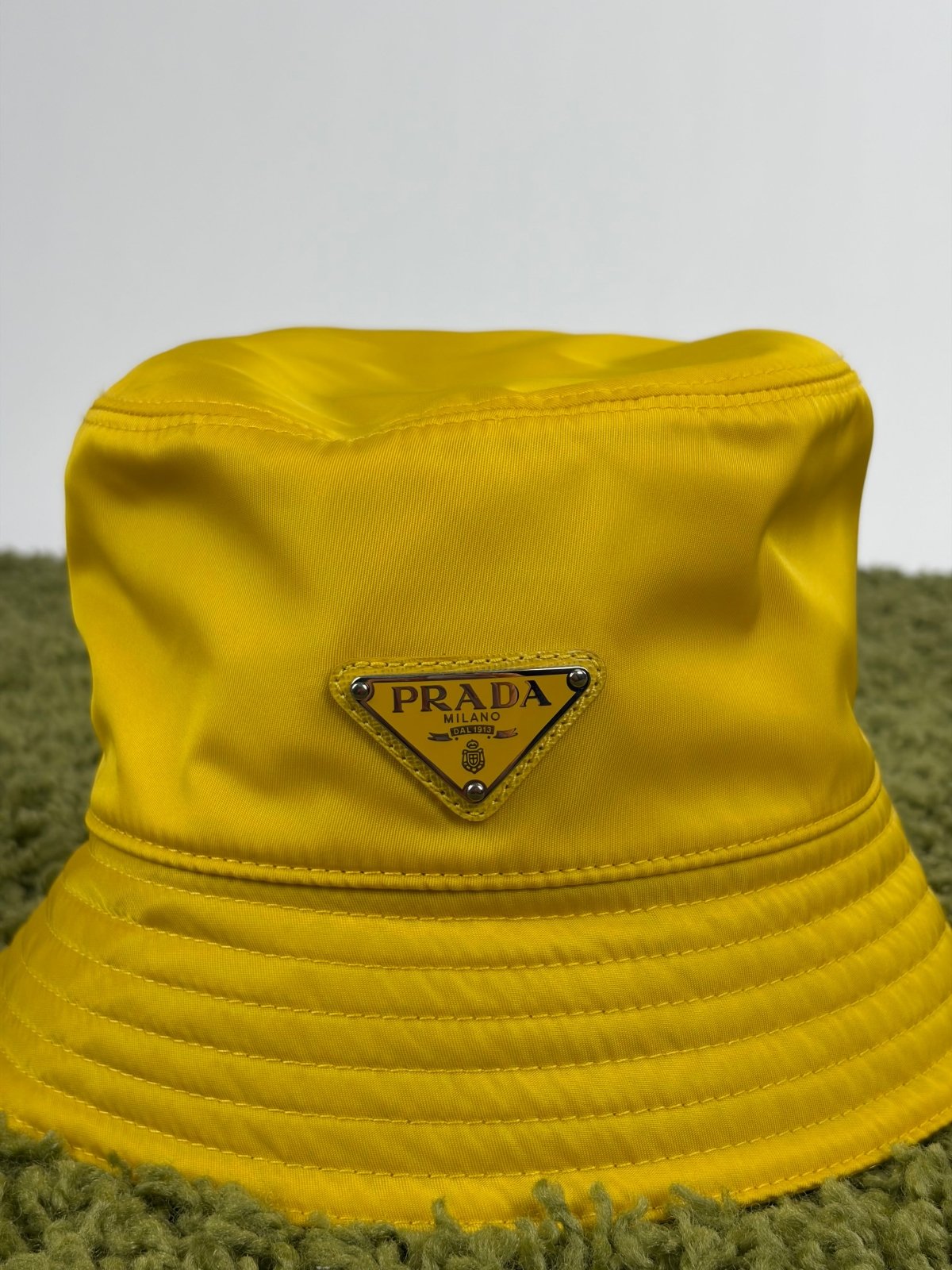 Cappello Prada in Re-nylon giallo - Second Hand Di Fiore