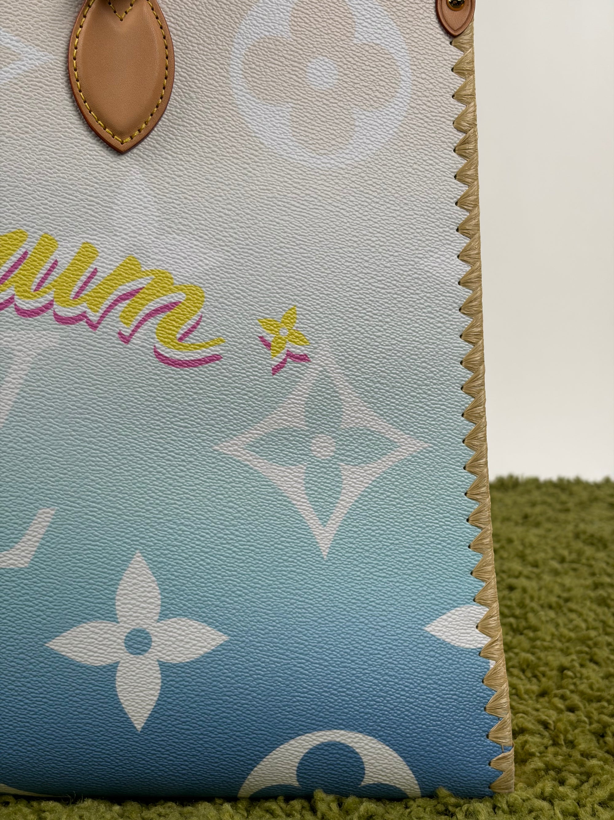 Borsa Louis Vuitton OnTheGo azzurra bianca e gialla