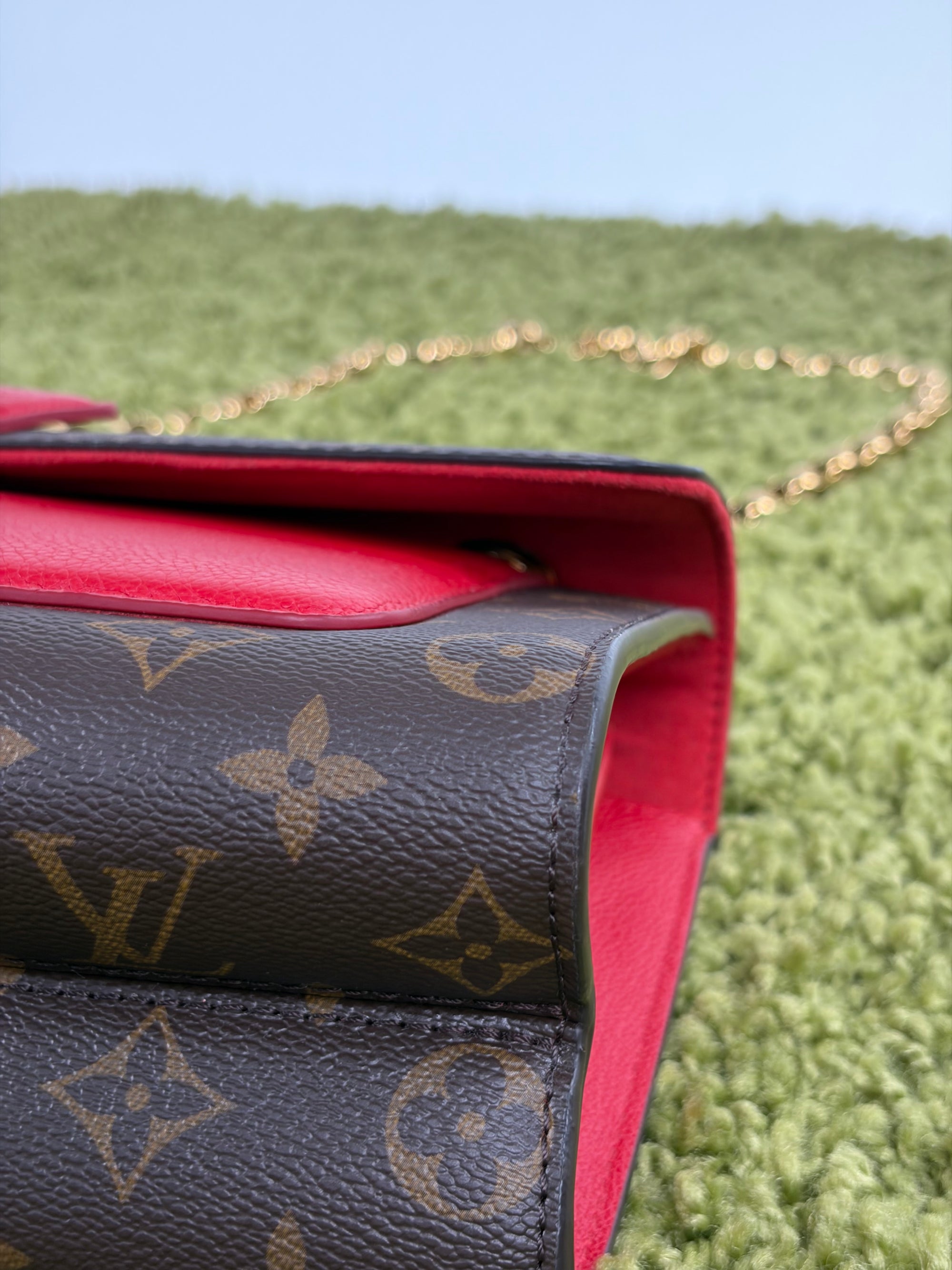 Borsa Louis Vuitton Victoire marrone rossa e oro
