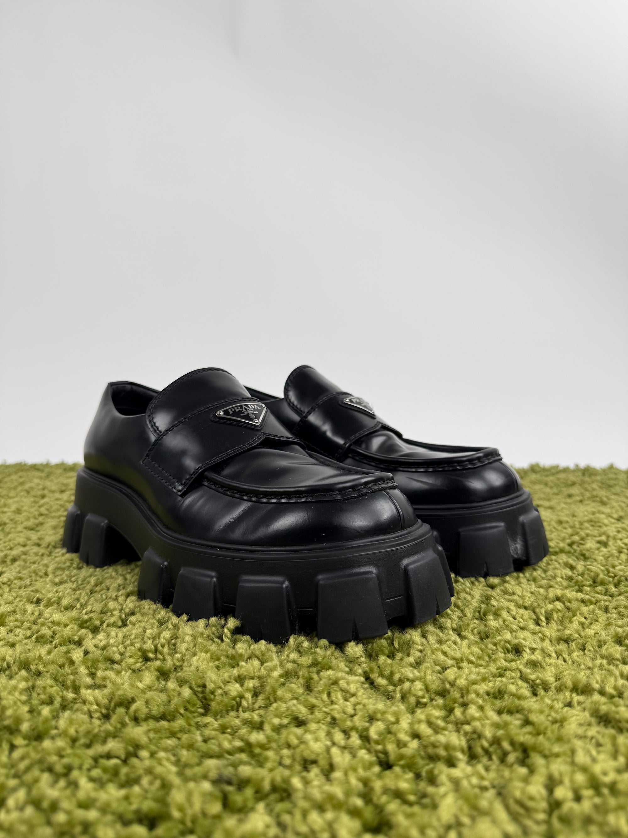 Mocassino Prada in pelle nera 9=43