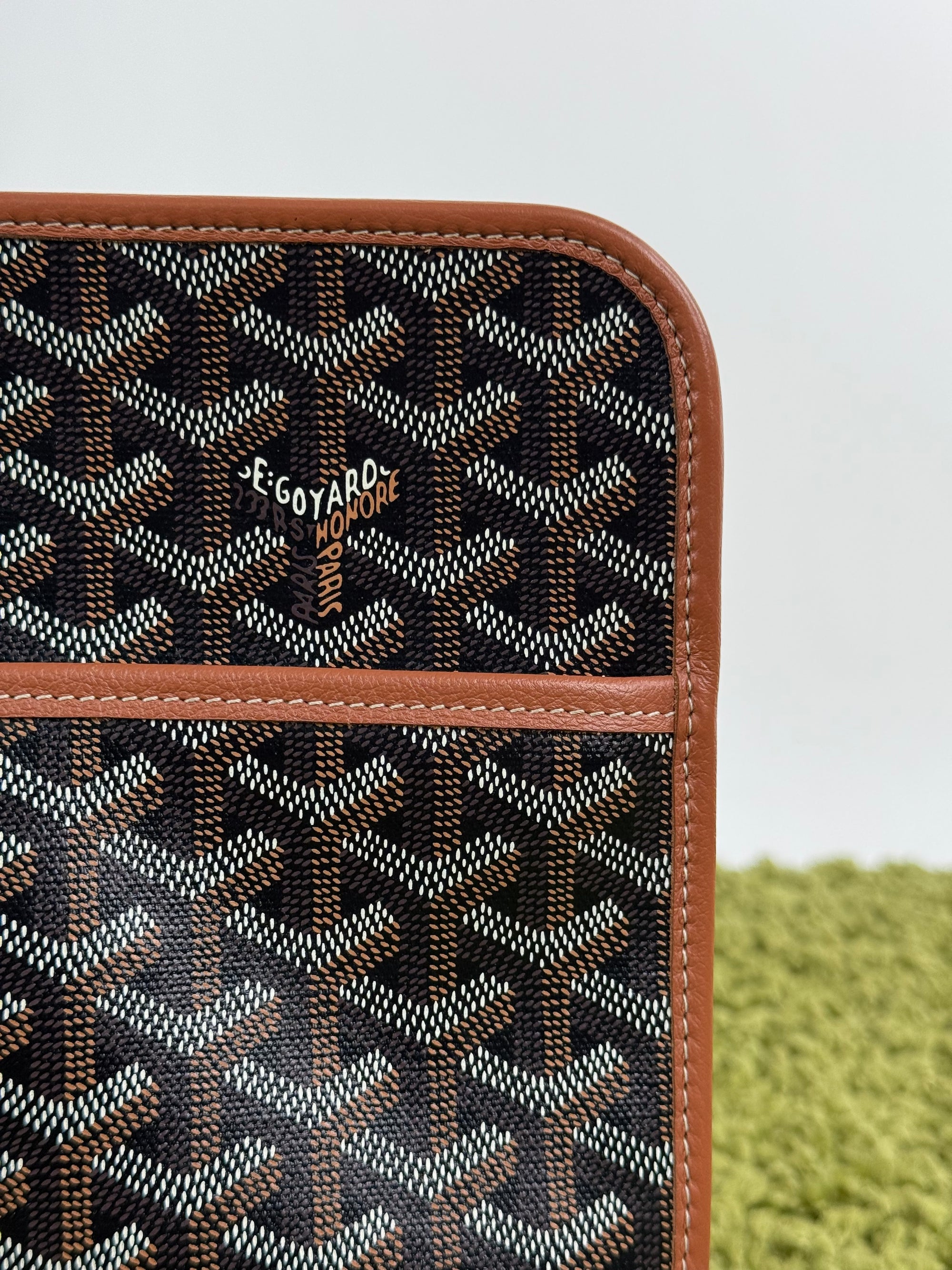 Pochette Goyard Jouvence in tela Goyardine nera con profili marroni