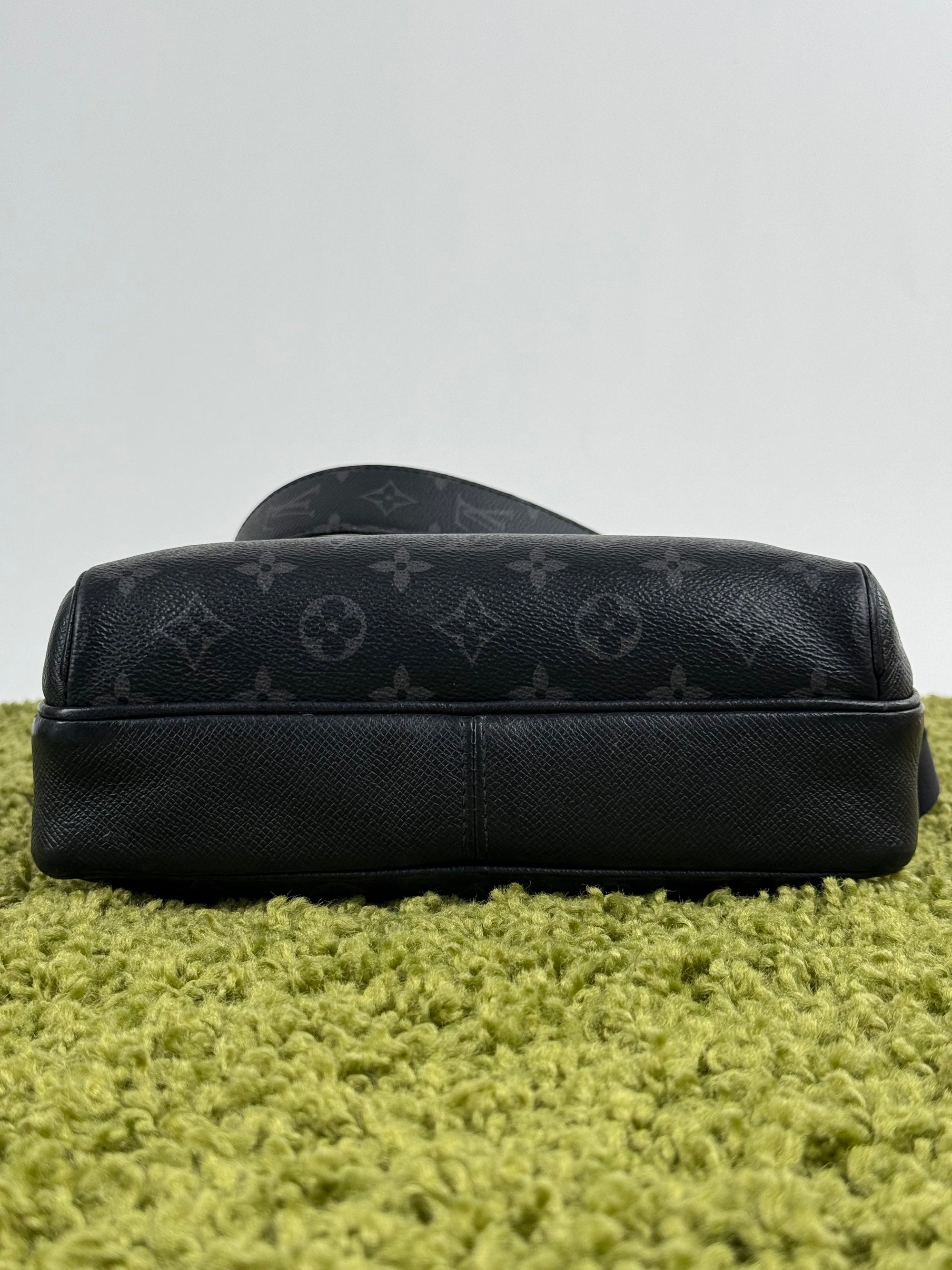 Borsa Outdoor Messenger Monogram Eclipse Taiga Louis Vuitton Nera