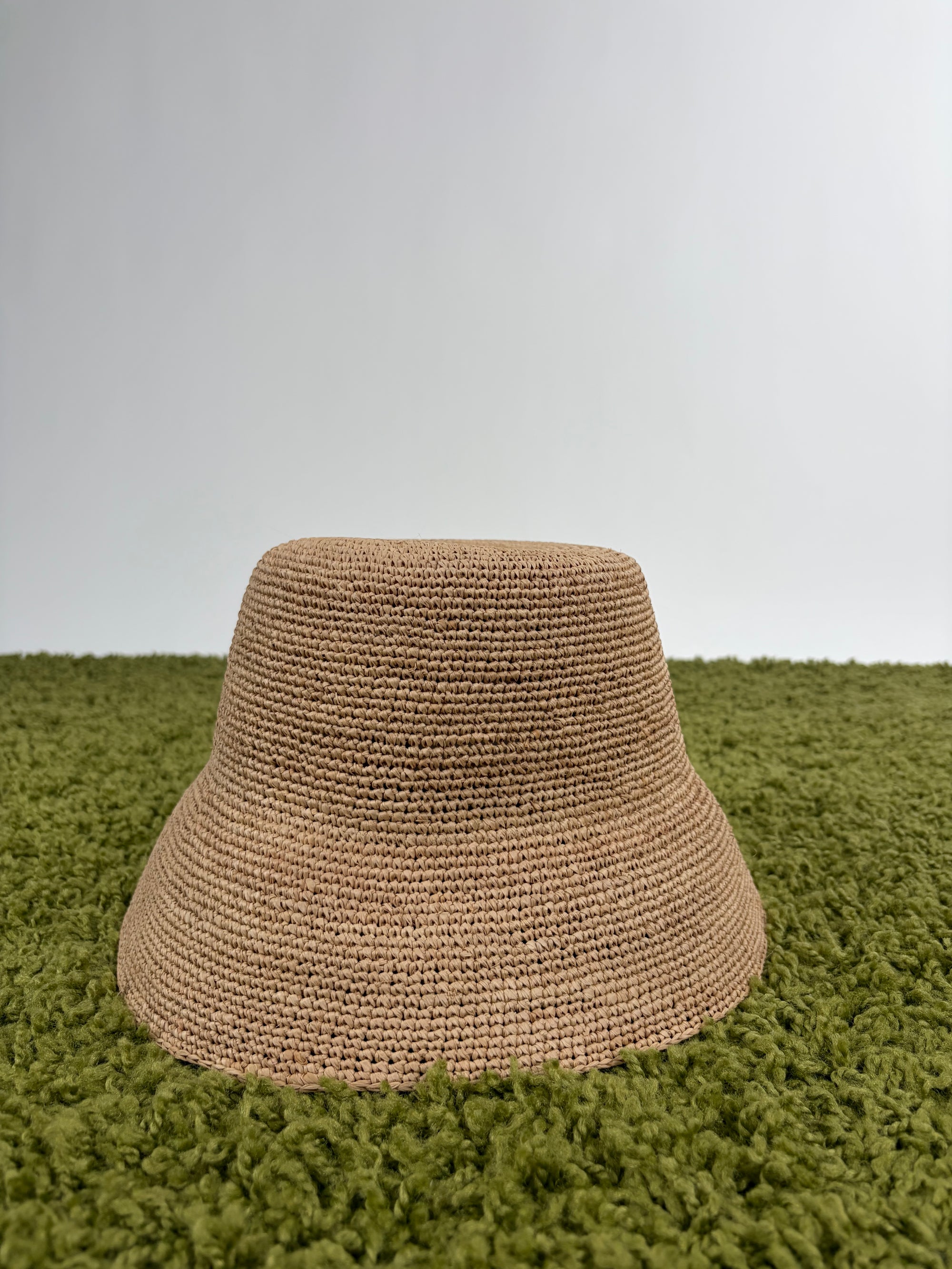 Cappello celine alla pescatora Triomphe in rafia beige