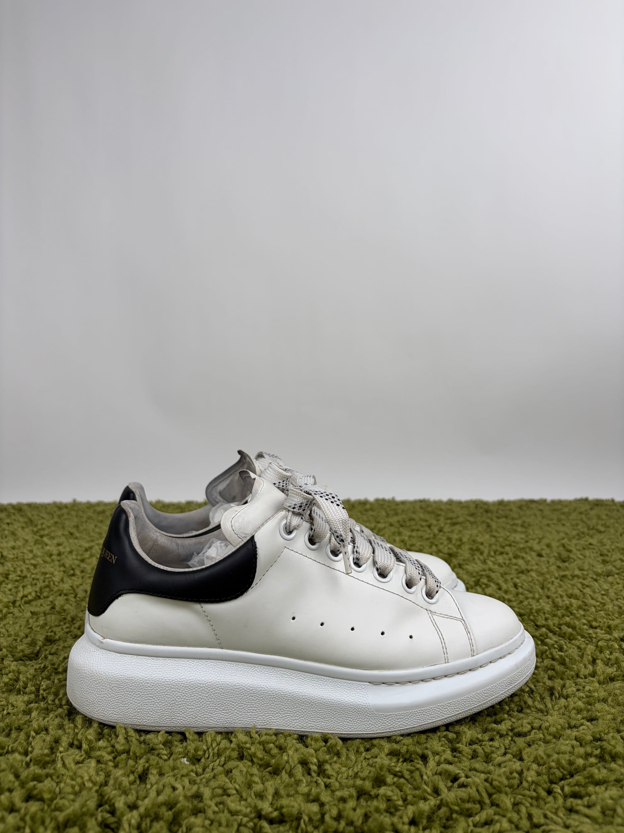 Mcqueen Size 39 bianche e nere