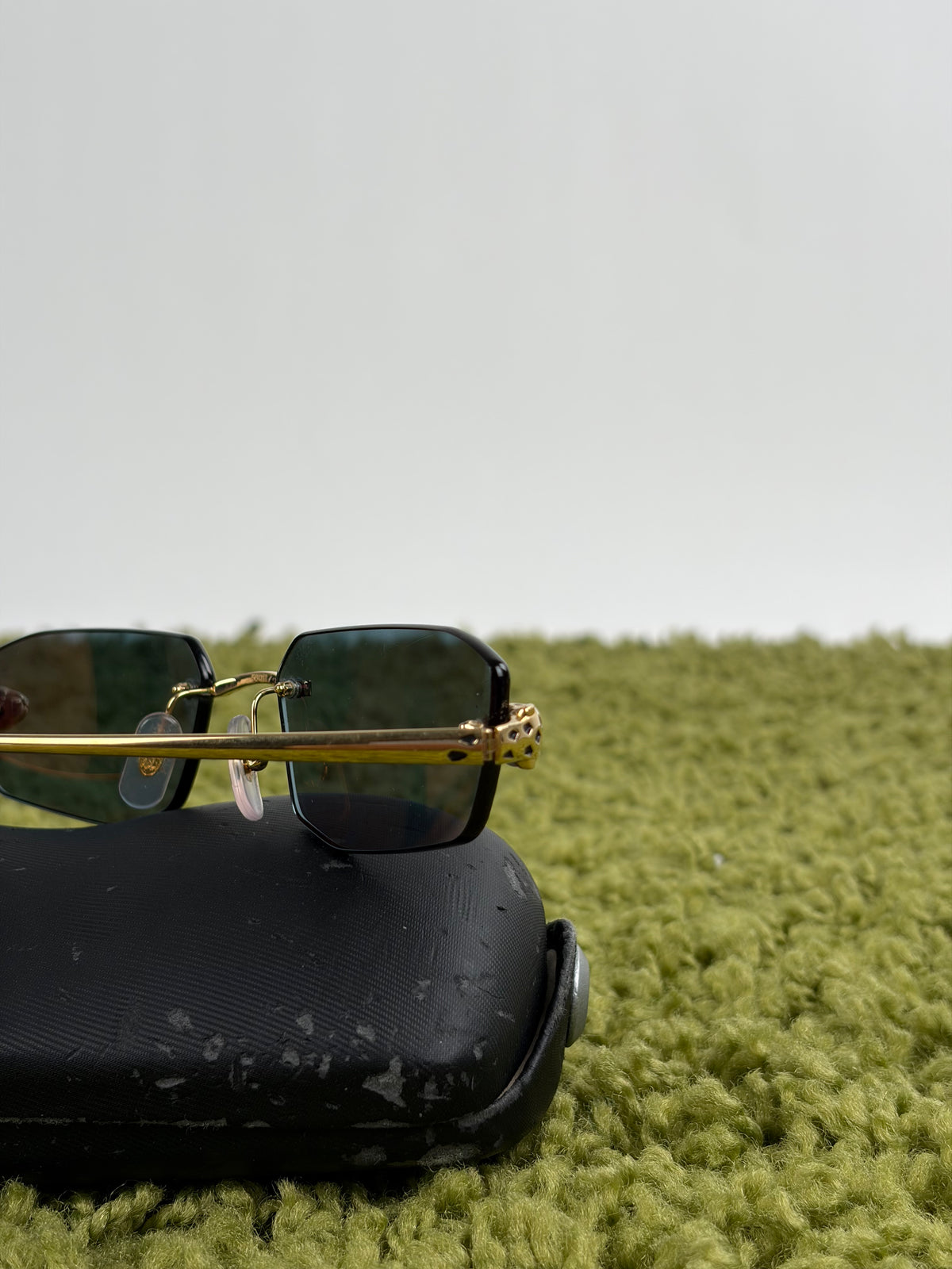 Occhiali da sole Panthère de Cartier con lenti colorate e aste in oro